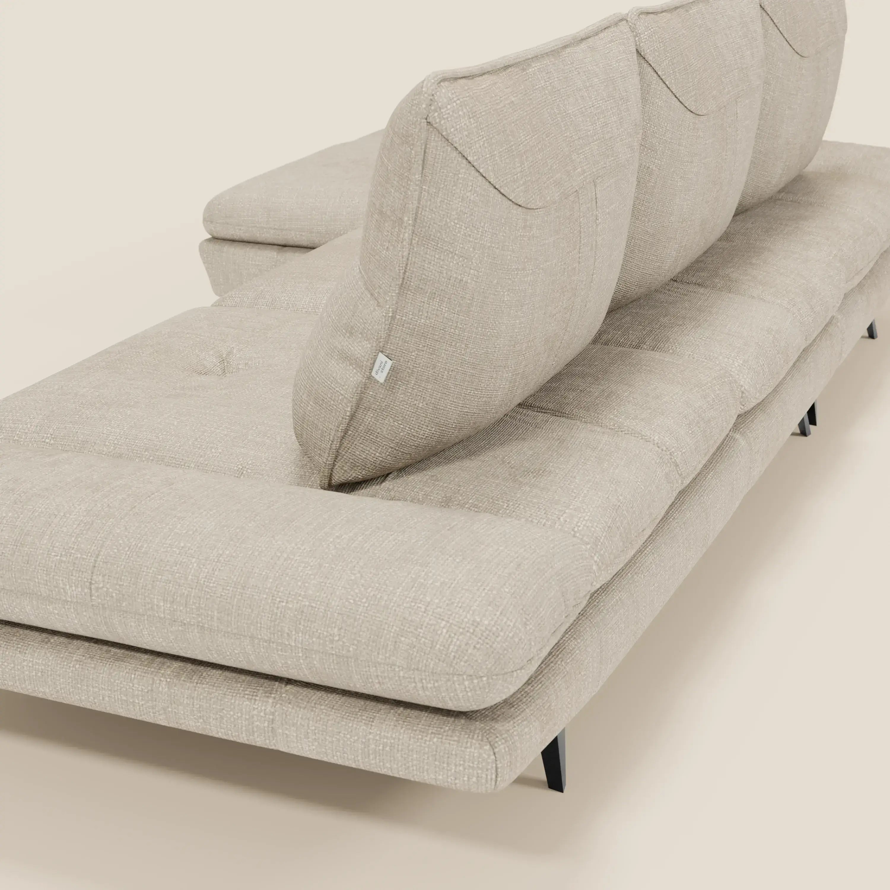 Il Divano con penisola Ardex di Divani.Store è caratterizzato da schienali traslanti, braccioli regolabili, gambe in metallo nero ed elegante rivestimento in tessuto impermeabile T06 panna. I tre cuscini angolari dello schienale e i sedili con inserti aggiungono uno stile moderno.