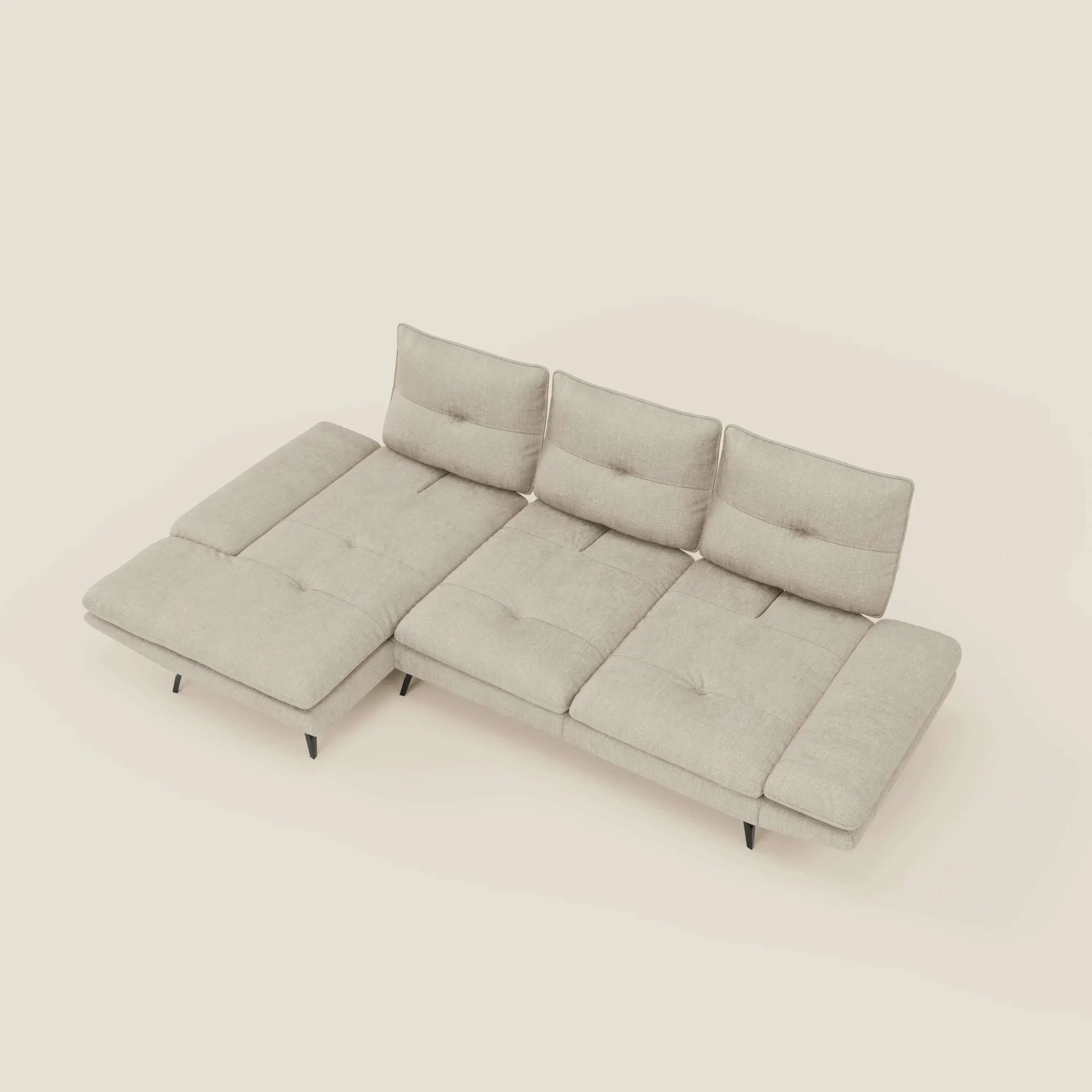 Ardex Divano con penisola di Divani.Store è dotato di tre ampie sedute imbottite, schienali e braccioli regolabili, elegante tessuto impermeabile T06 panna e poggia su corte gambe nere per un look moderno.