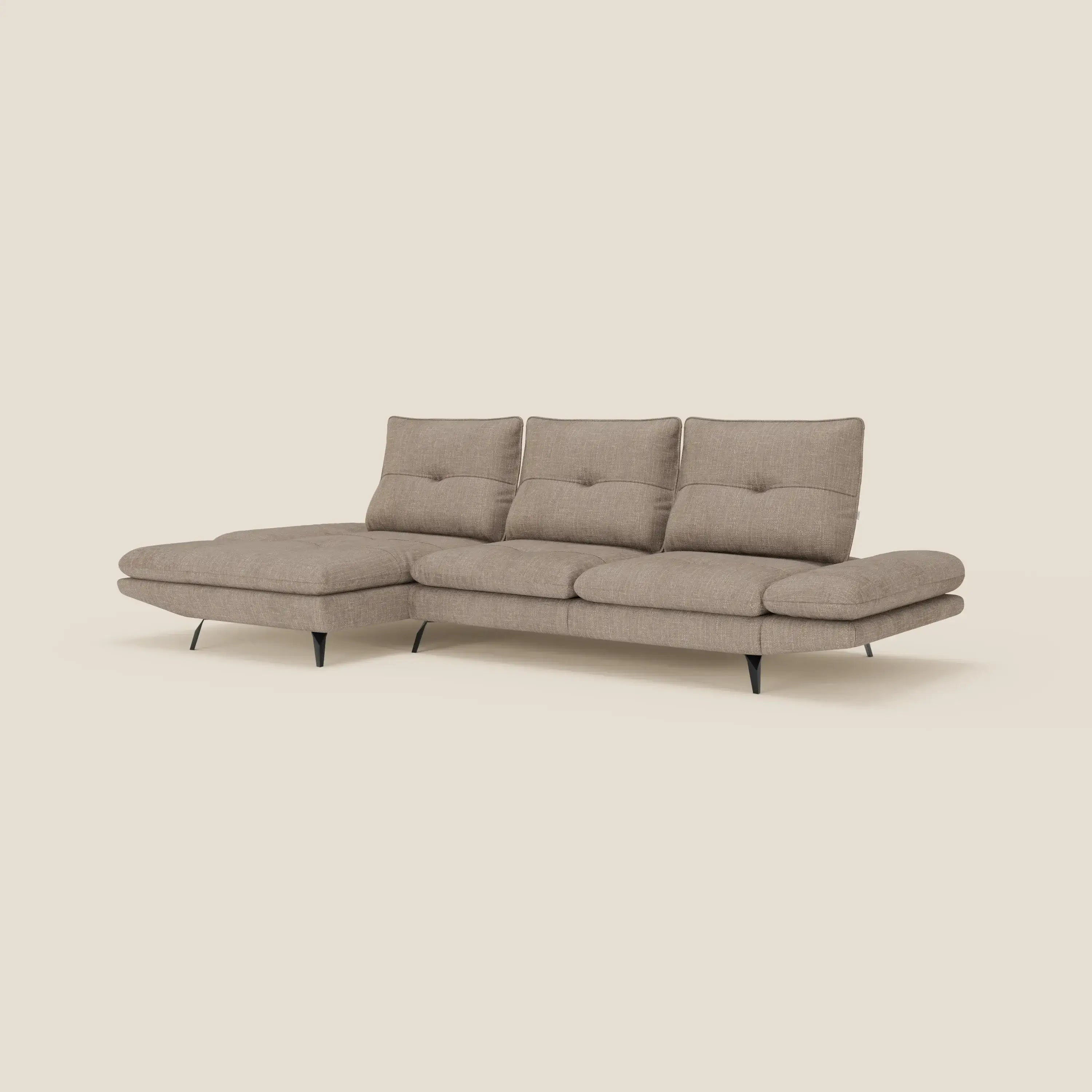 L'Ardex Divano con penisola di Divani.Store è caratterizzato da tre schienali scorrevoli, braccioli regolabili e una chaise longue sinistra in elegante tessuto impermeabile T06 tortora con gambe angolari nere, su uno sfondo beige semplice.