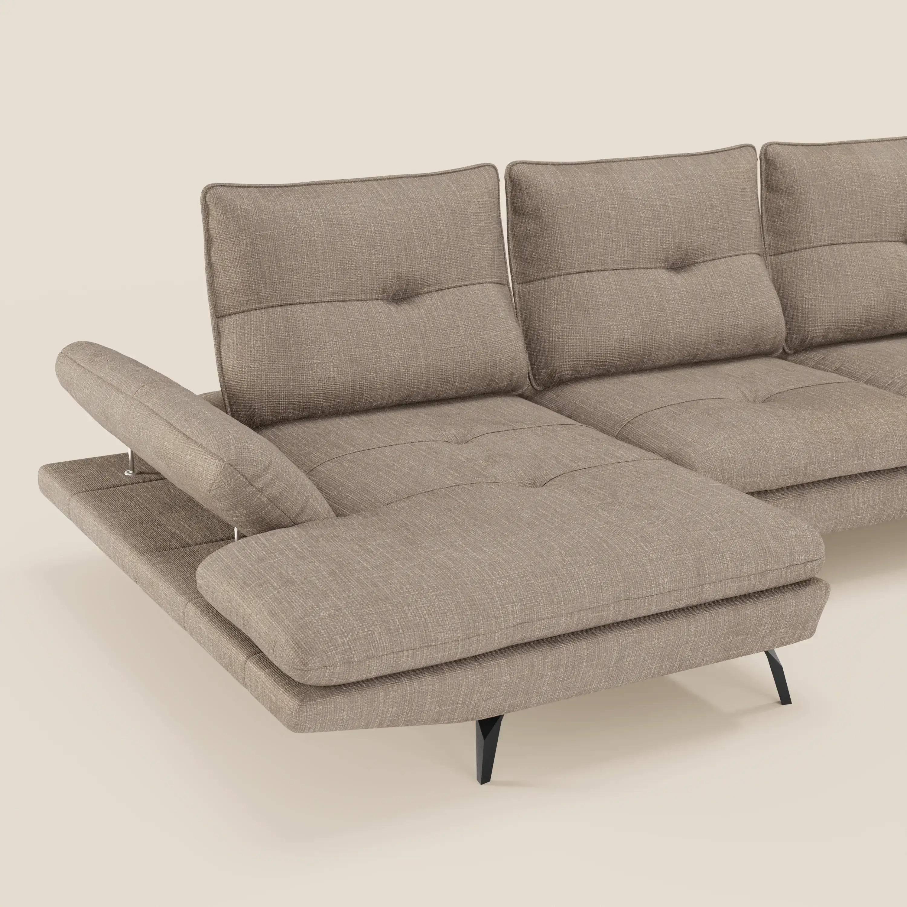 Ardex Divano con penisola di Divani.Store è dotato di schienali scorrevoli, braccioli regolabili ed elegante tessuto impermeabile T06 tortora, perfetto per rilassarsi con stile su uno sfondo bianco sporco.