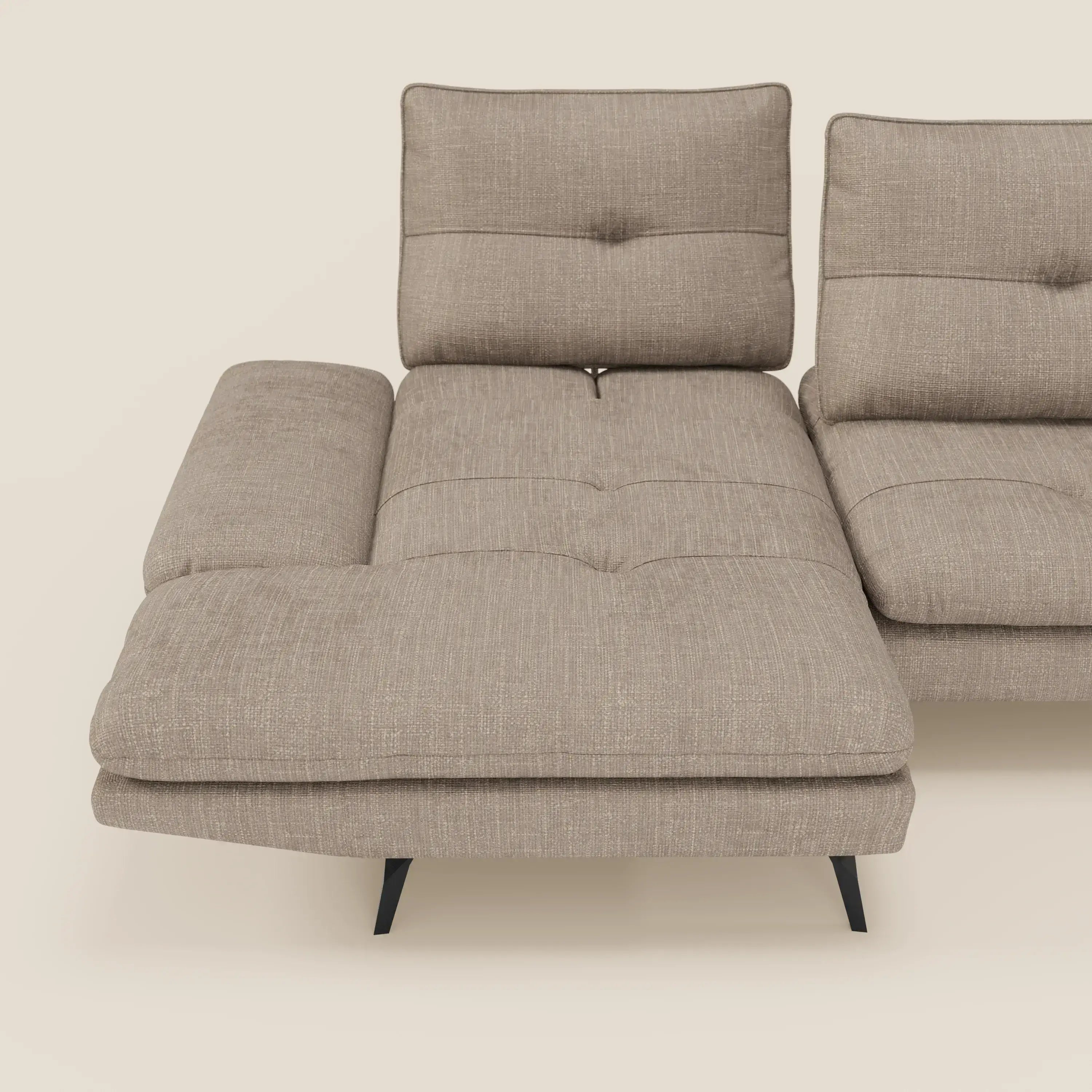 Il Divano con penisola Ardex di Divani.Store è caratterizzato da schienali traslanti, braccioli regolabili ed elegante tessuto impermeabile T06 tortora per un look minimalista. Le gambe in metallo nero aggiungono un tocco di modernità su un semplice sfondo color crema.