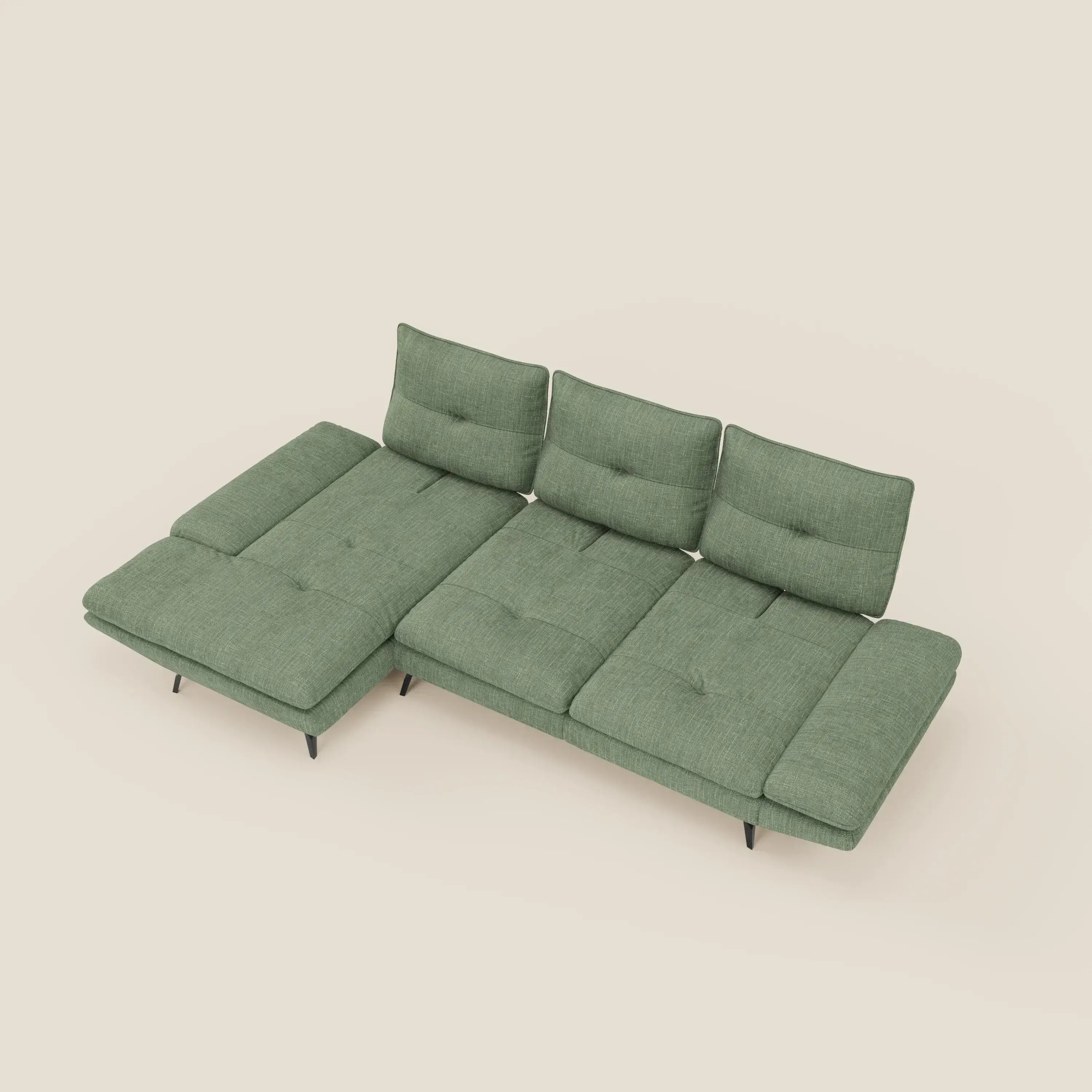 Ardex Divano con penisola di Divani.Store è un moderno divano a L in tessuto impermeabile verde T06, con schienali scorrevoli, braccioli regolabili, cuscini di seduta imbottiti e gambe corte nere per un look minimalista. Su uno sfondo beige chiaro.