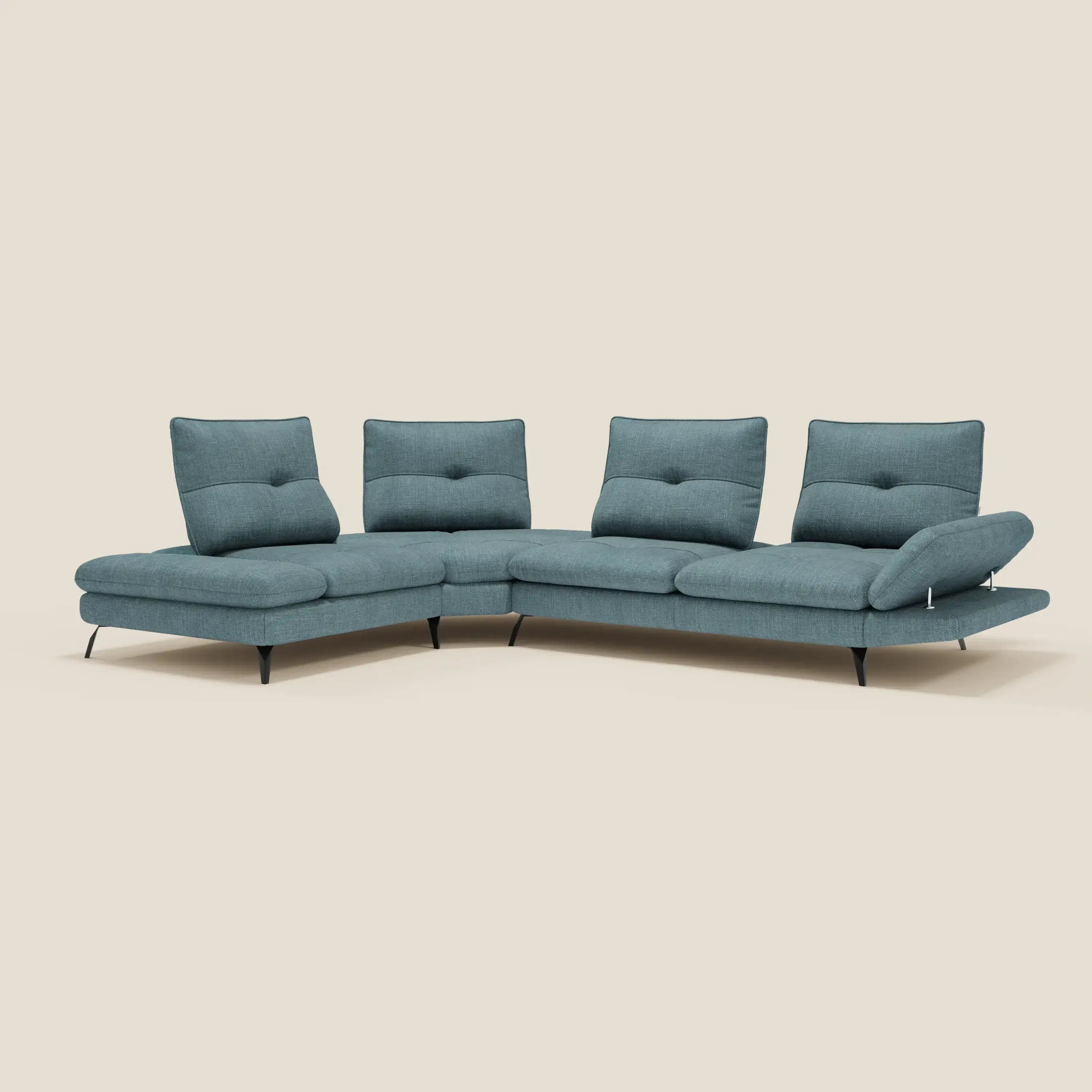 Ardex Divano Angolare di Divani.Store è caratterizzato da schienali traslanti, da un bracciolo regolabile e da un elegante tessuto impermeabile T06 azzurro, con sottili gambe nere, perfettamente in mostra su un semplice sfondo beige.