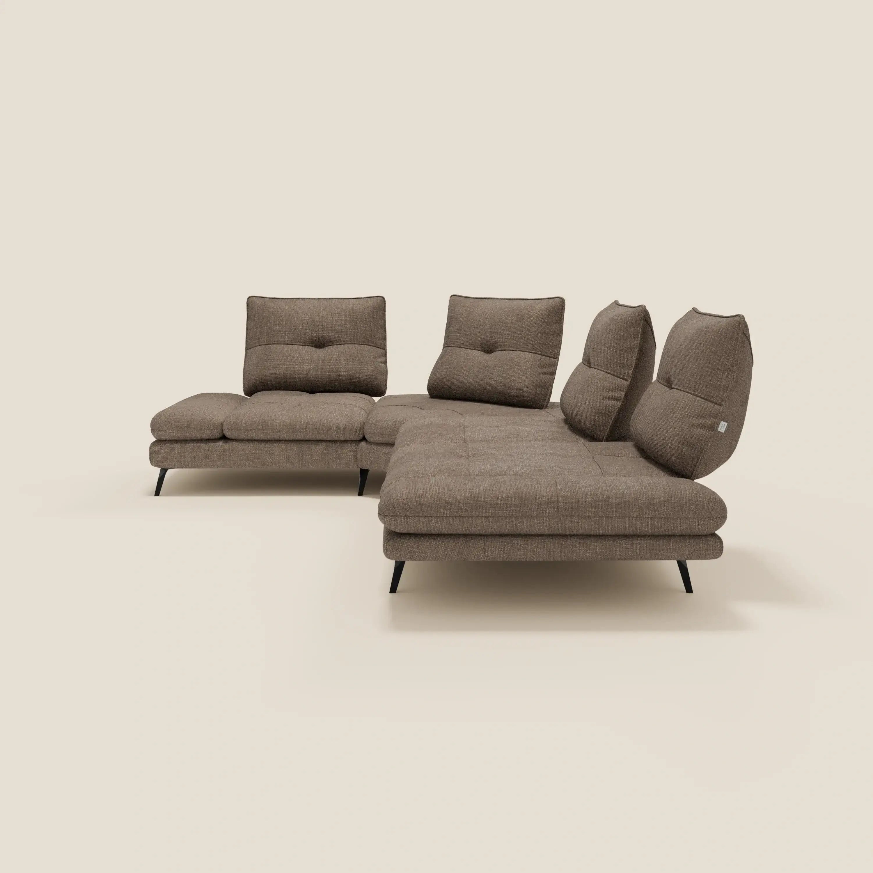 Il divano Ardex Divano Angolare di Divani.Store è un divano a L in elegante tessuto impermeabile T06 marrone, con sedute trapuntate, tre ampie sezioni, sottili gambe nere, schienali traslanti e bracciolo regolabile per un look minimalista.