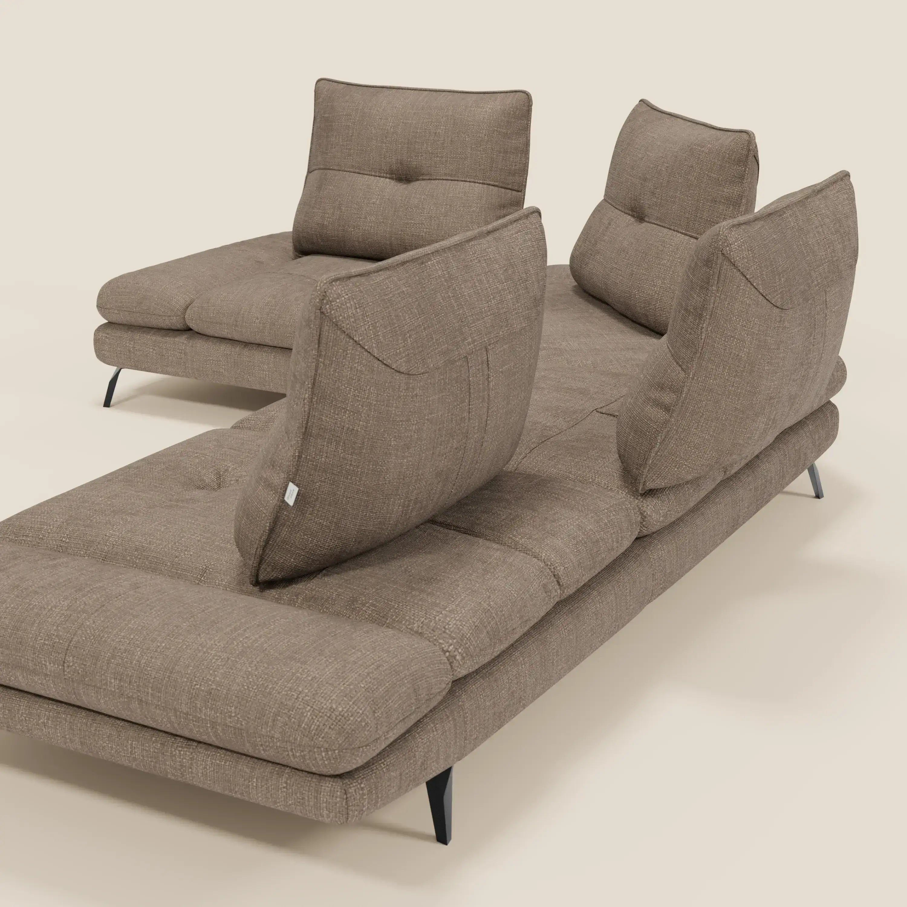 Ardex Divano Angolare di Divani.Store è caratterizzato da schienali traslanti, da un bracciolo regolabile e da un elegante tessuto impermeabile T06 marrone, il tutto incastonato su eleganti gambe nere su uno sfondo beige chiaro dalla morbida trama.