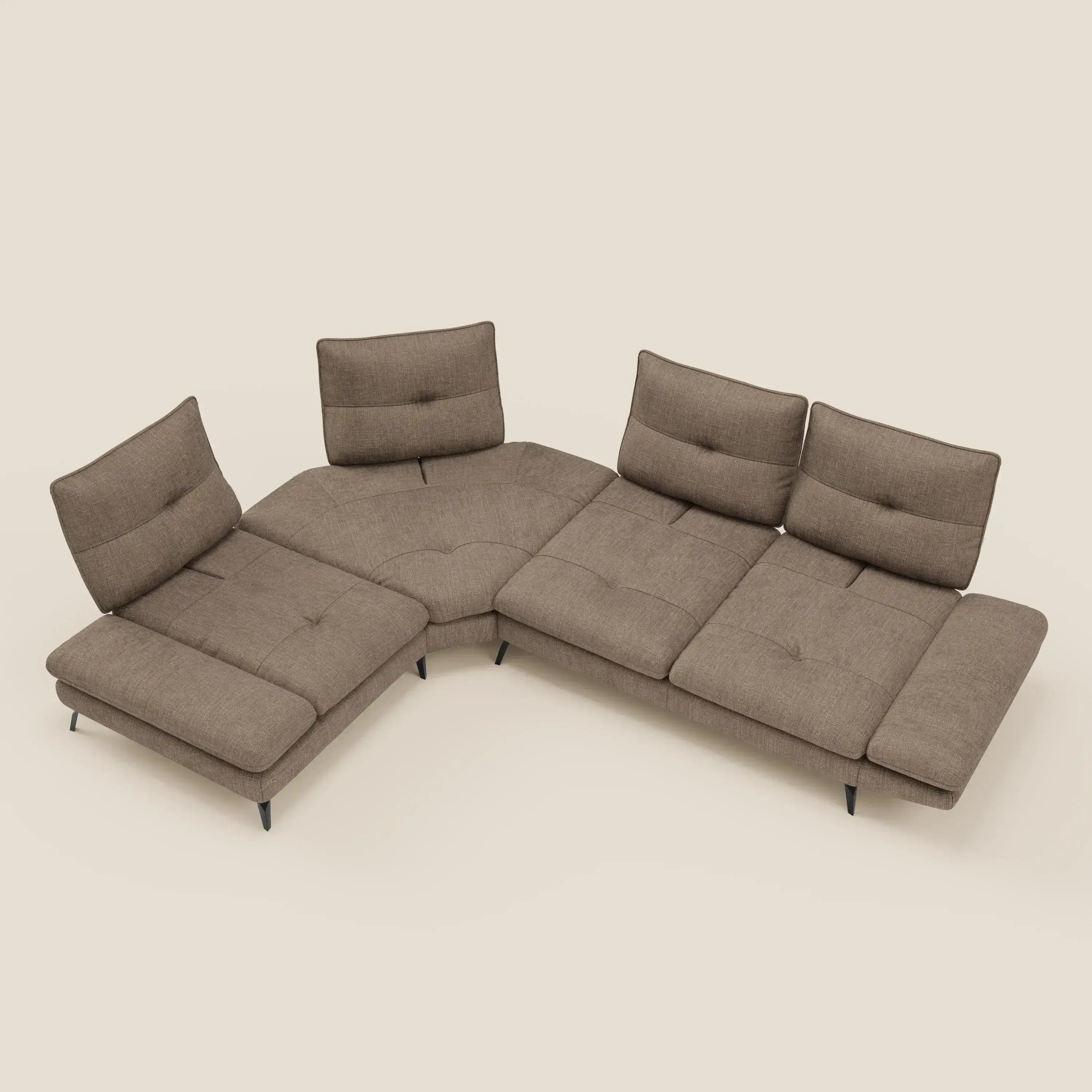 Ardex Divano Angolare di Divani.Store è caratterizzato da schienali traslanti, un bracciolo regolabile e ampie sedute trapuntate in elegante tessuto impermeabile T06 marrone con sottili gambe nere: un comfort moderno su uno sfondo beige.