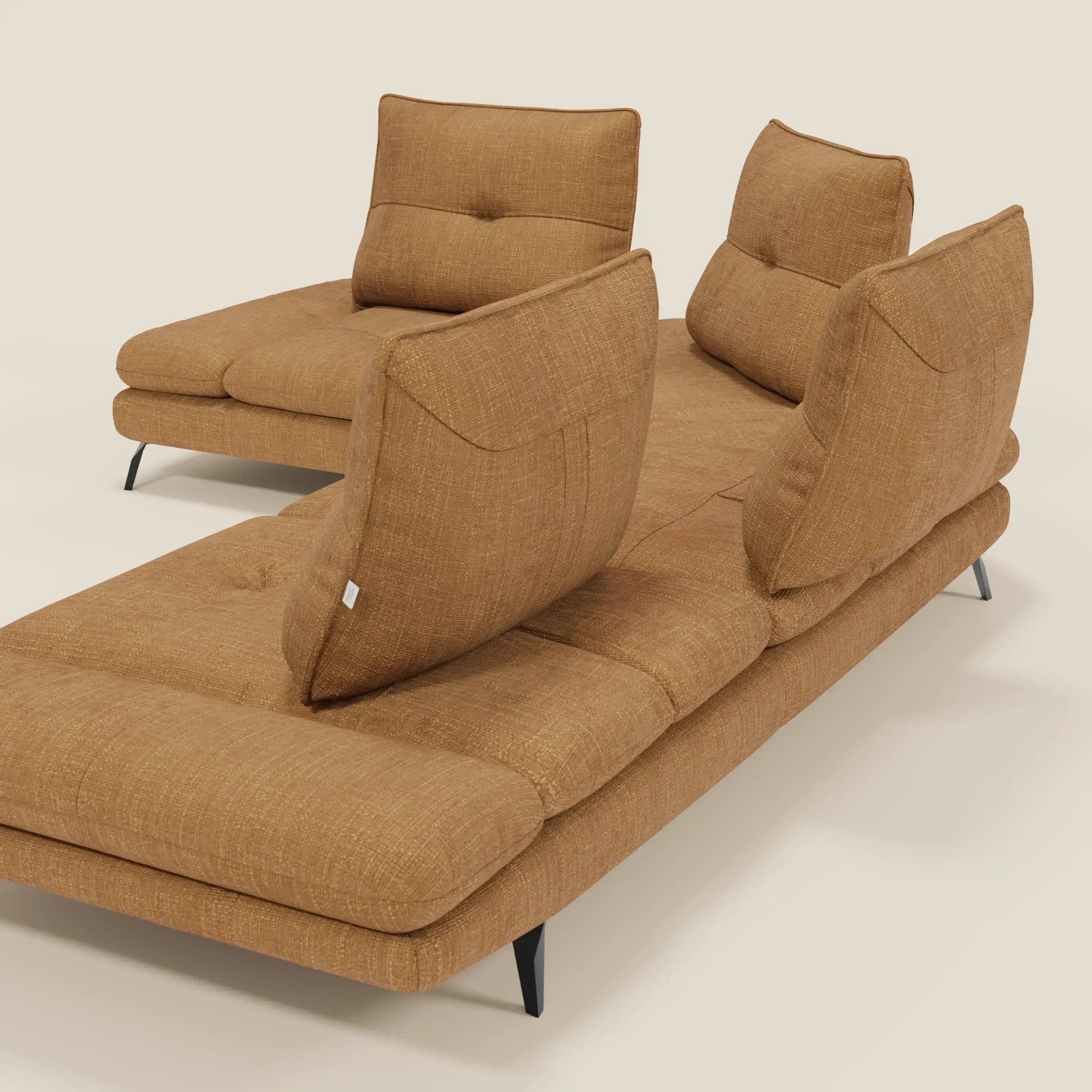 La poltrona Ardex Divano Angolare di Divani.Store è caratterizzata da un elegante tessuto impermeabile color ocra T06, schienali scorrevoli e braccioli regolabili. Il suo design moderno presenta cuciture a vista e sottili gambe nere, fotografate su uno sfondo beige chiaro.