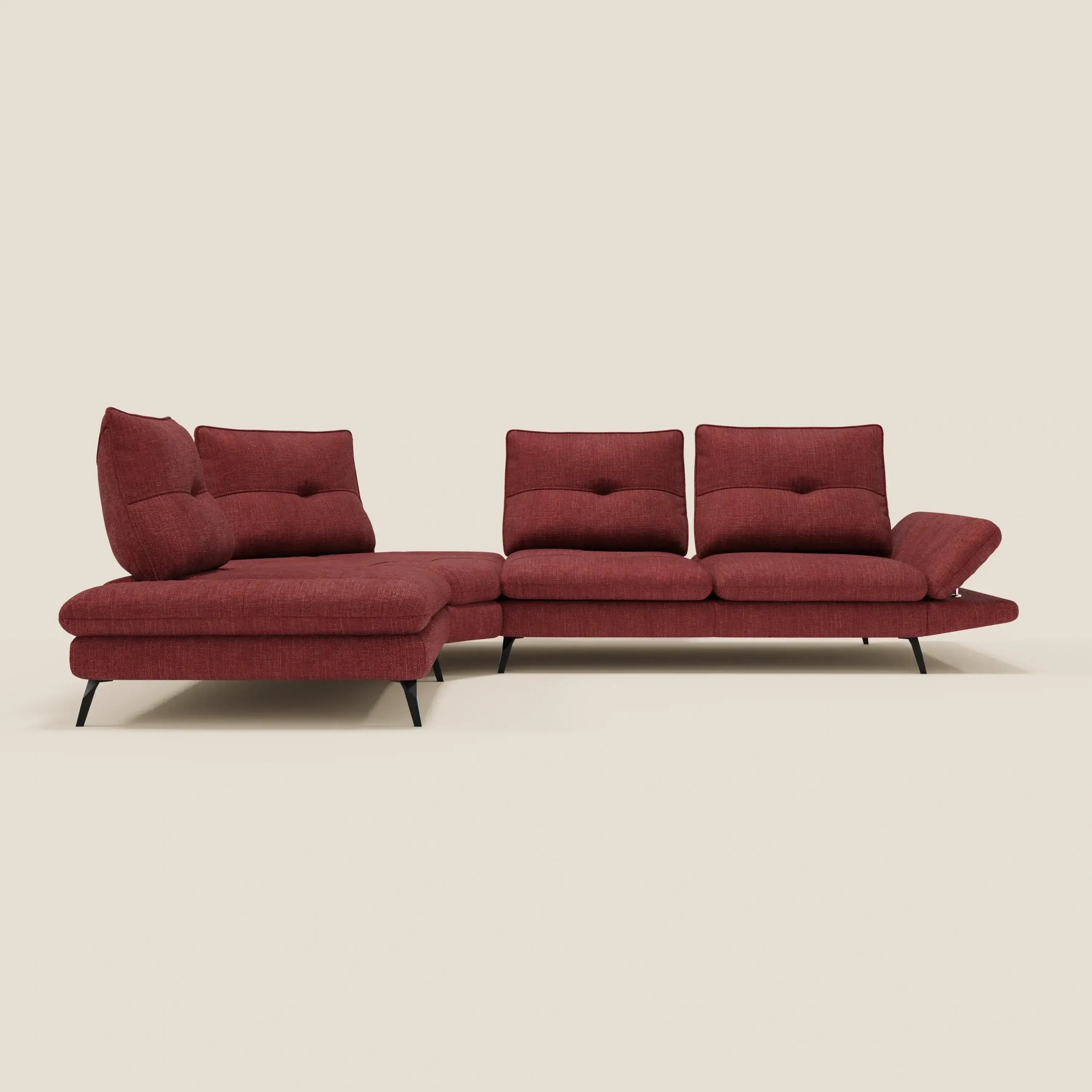 Ardex Divano Angolare di Divani.Store è caratterizzato da tre cuscini di seduta e di schienale, da una chaise longue sinistra, da sottili gambe in metallo nero e da un elegante tessuto impermeabile T06 di colore rosso, su un semplice sfondo beige.