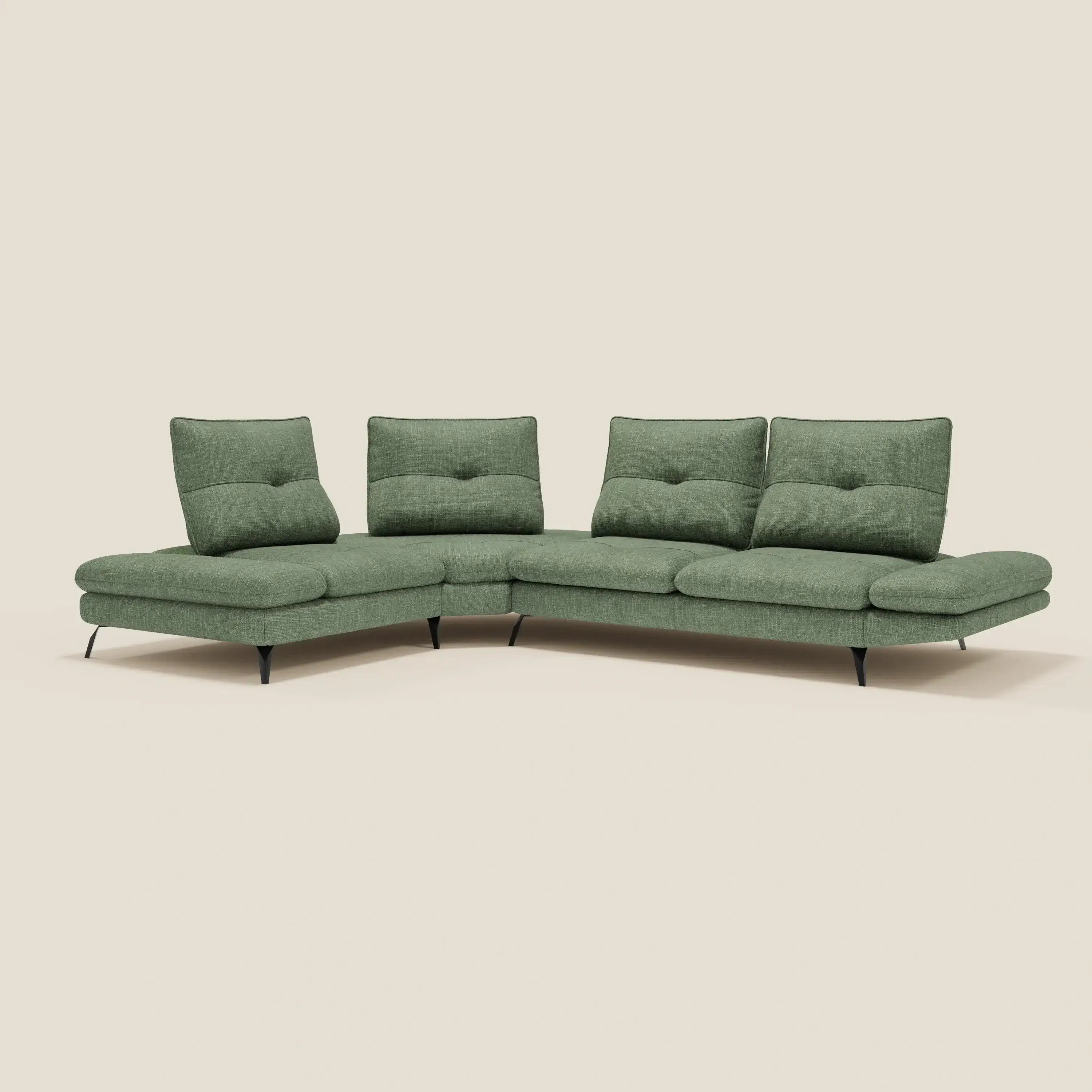 Ardex Divano Angolare di Divani.Store è un divano a L con schienali traslanti, bracciolo regolabile e tessuto impermeabile T06 verde, su sfondo beige chiaro. Presenta tre schienali trapuntati e gambe angolari nere.