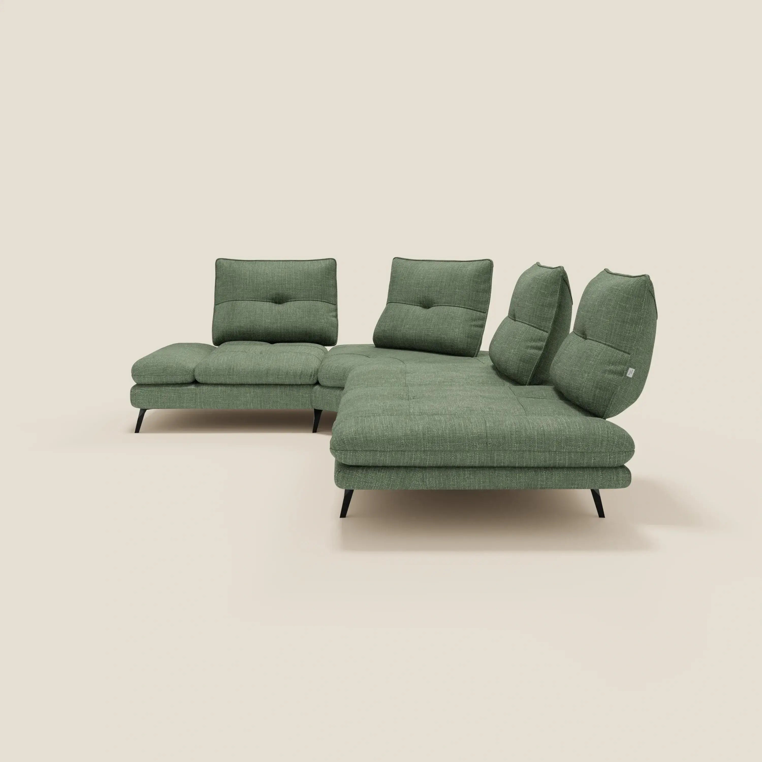 Ardex Divano Angolare di Divani.Store è un divano moderno a L in tessuto impermeabile verde T06, con schienali scorrevoli, bracciolo regolabile, dettagli della seduta e dello schienale trapuntati e gambe angolari nere su sfondo beige.