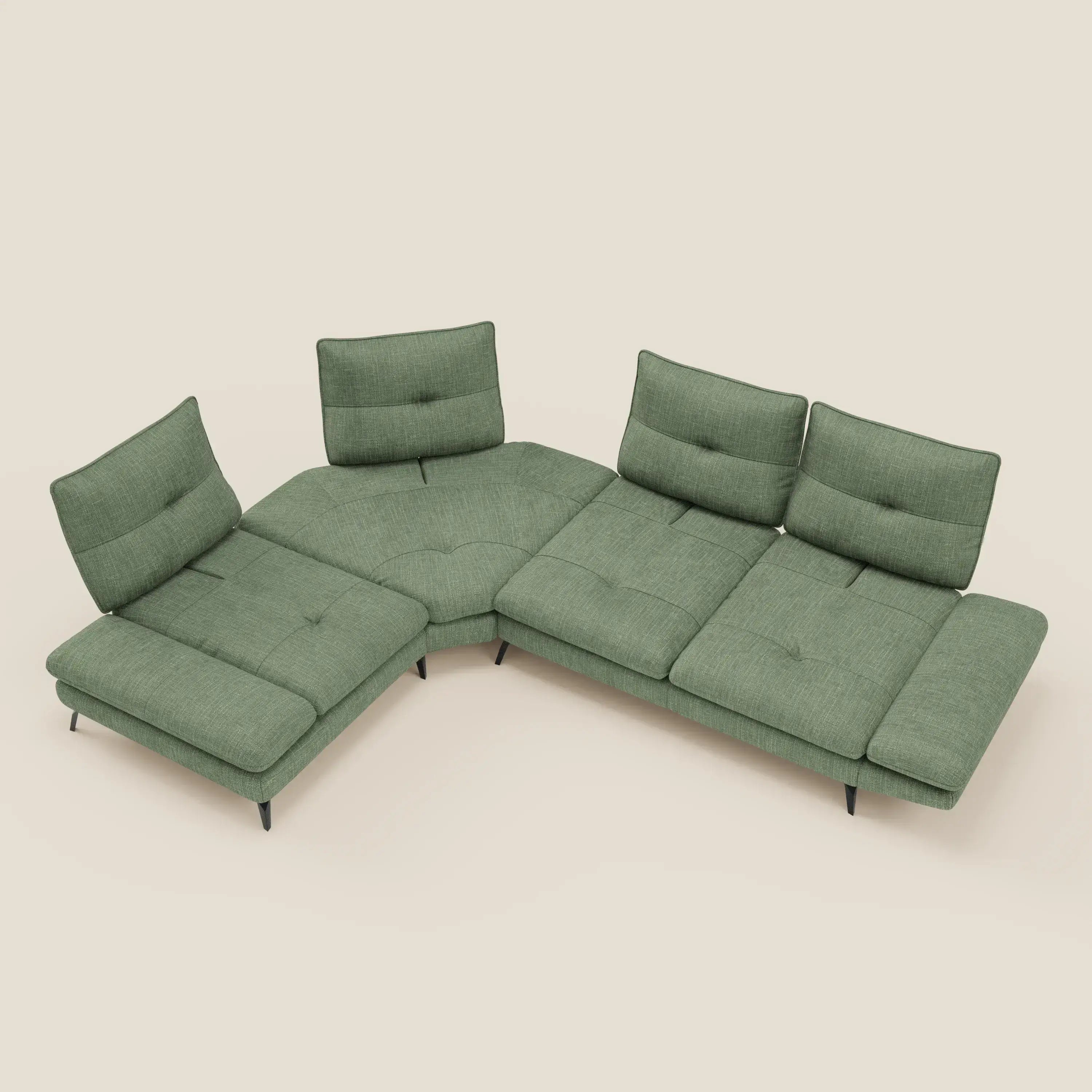 L'Ardex Divano Angolare di Divani.Store in tessuto impermeabile verde T06 è caratterizzato da un design a L, quattro sedute con cuscini trapuntati, schienali e braccioli regolabili, sottili gambe nere, su uno sfondo beige chiaro.