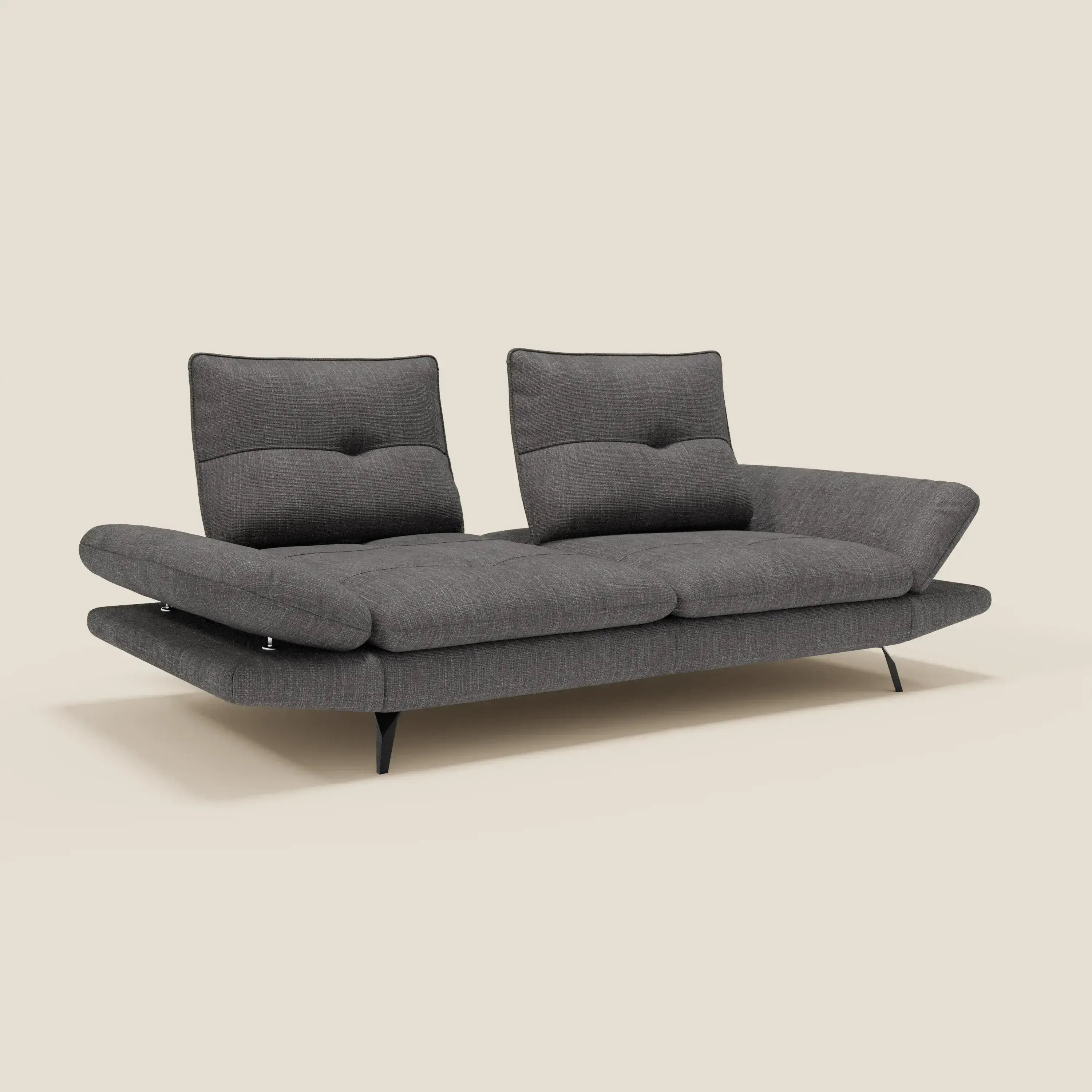 Ardex Divano 3 posti di Divani.Store è caratterizzato da schienali traslanti, braccioli regolabili, eleganti gambe in metallo nero e morbido tessuto impermeabile T06 antracite, per offrire un comfort personalizzabile con un look minimalista.