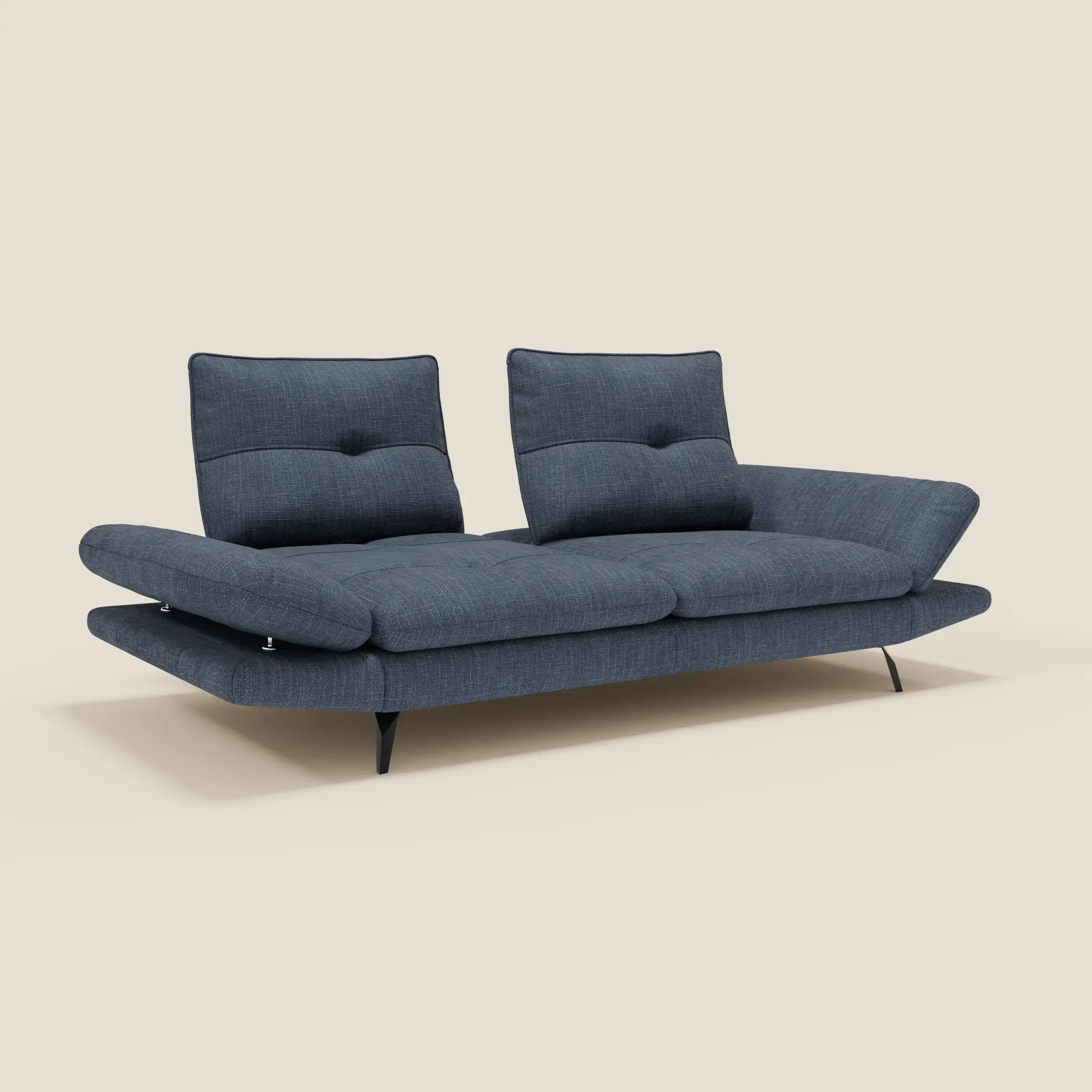 Ardex Divano 3 posti di Divani.Store, in tessuto impermeabile blu T06, è caratterizzato da schienali e braccioli regolabili con sottili gambe in metallo nero e cuscini trapuntati, che aggiungono uno stile contemporaneo su uno sfondo beige semplice.