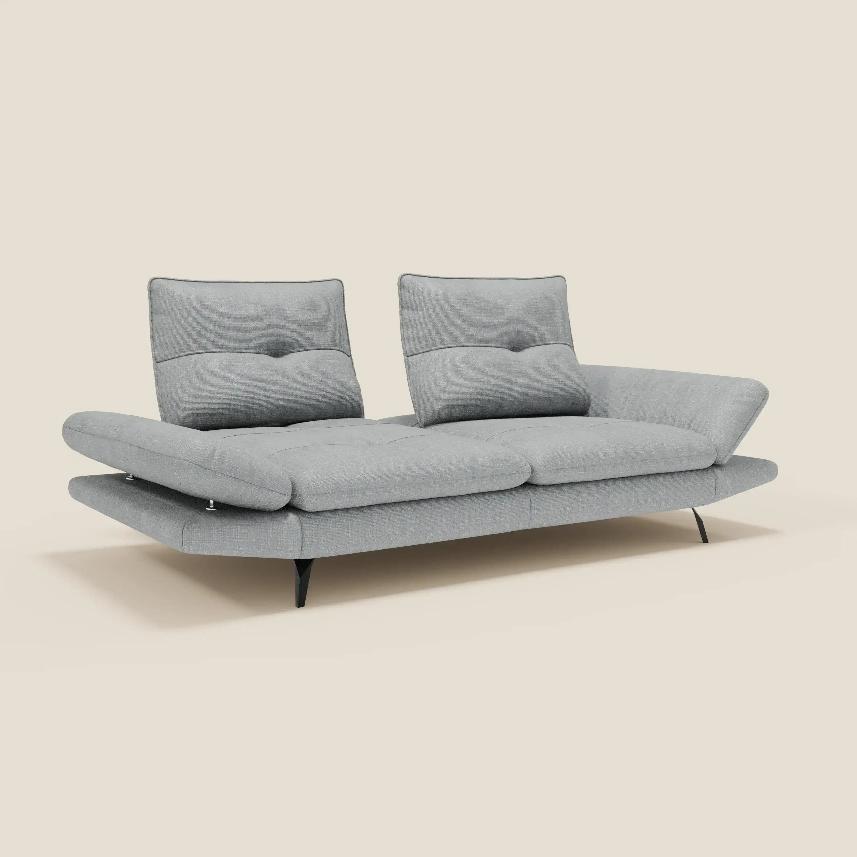 Ardex di Divani.Store è un divano a 3 posti di colore grigio chiaro con schienali scorrevoli, braccioli regolabili e cuscini in tessuto T06 ghiaccio resistente all'acqua. Il suo design contemporaneo è caratterizzato da sottili gambe nere e linee pulite.