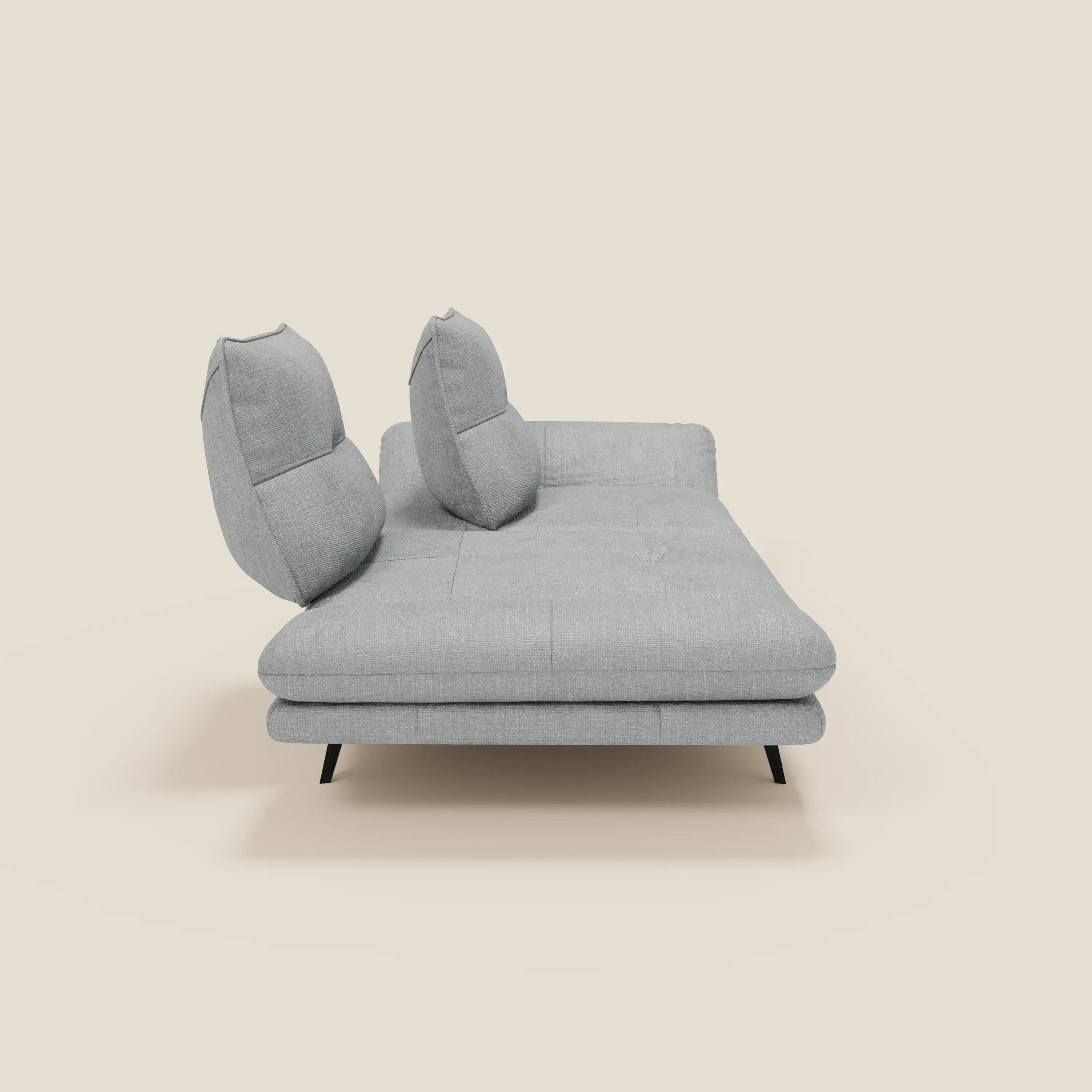 Ardex Divano 3 posti di Divani.Store è caratterizzato da schienali e braccioli regolabili, gambe nere e morbido tessuto impermeabile T06 ghiaccio dal design moderno, su sfondo beige.