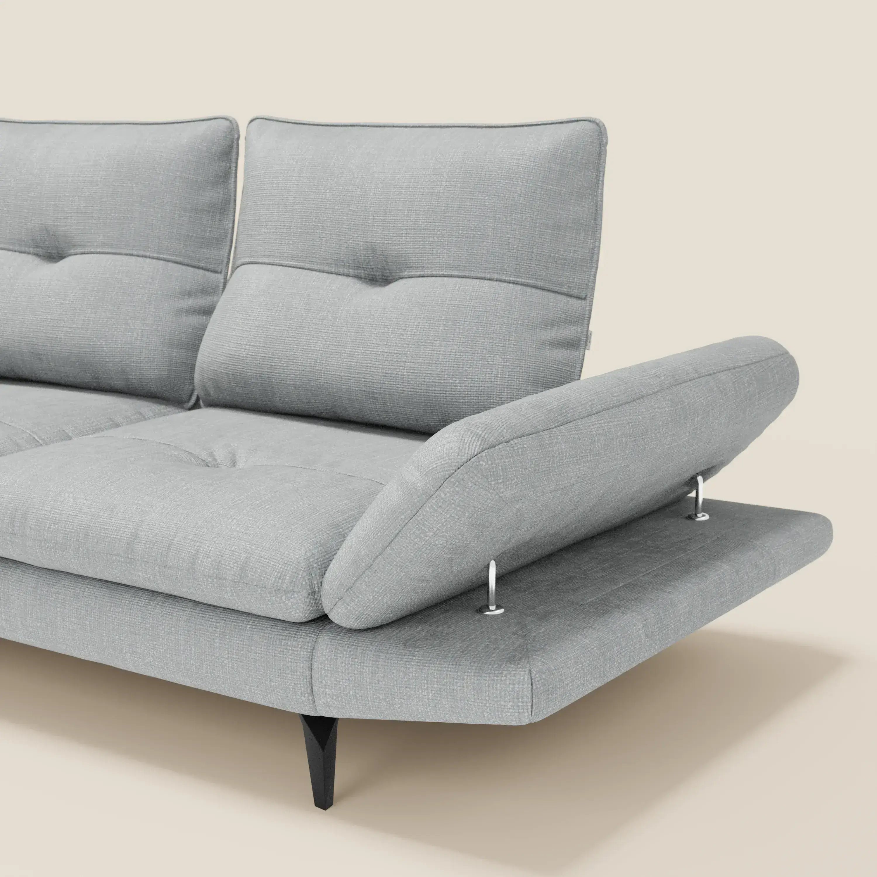 Ardex Divano 3 posti di Divani.Store è caratterizzato da schienali scorrevoli e braccioli regolabili in morbido tessuto impermeabile T06 ghiaccio, appoggiati su corte gambe nere per un tocco moderno.