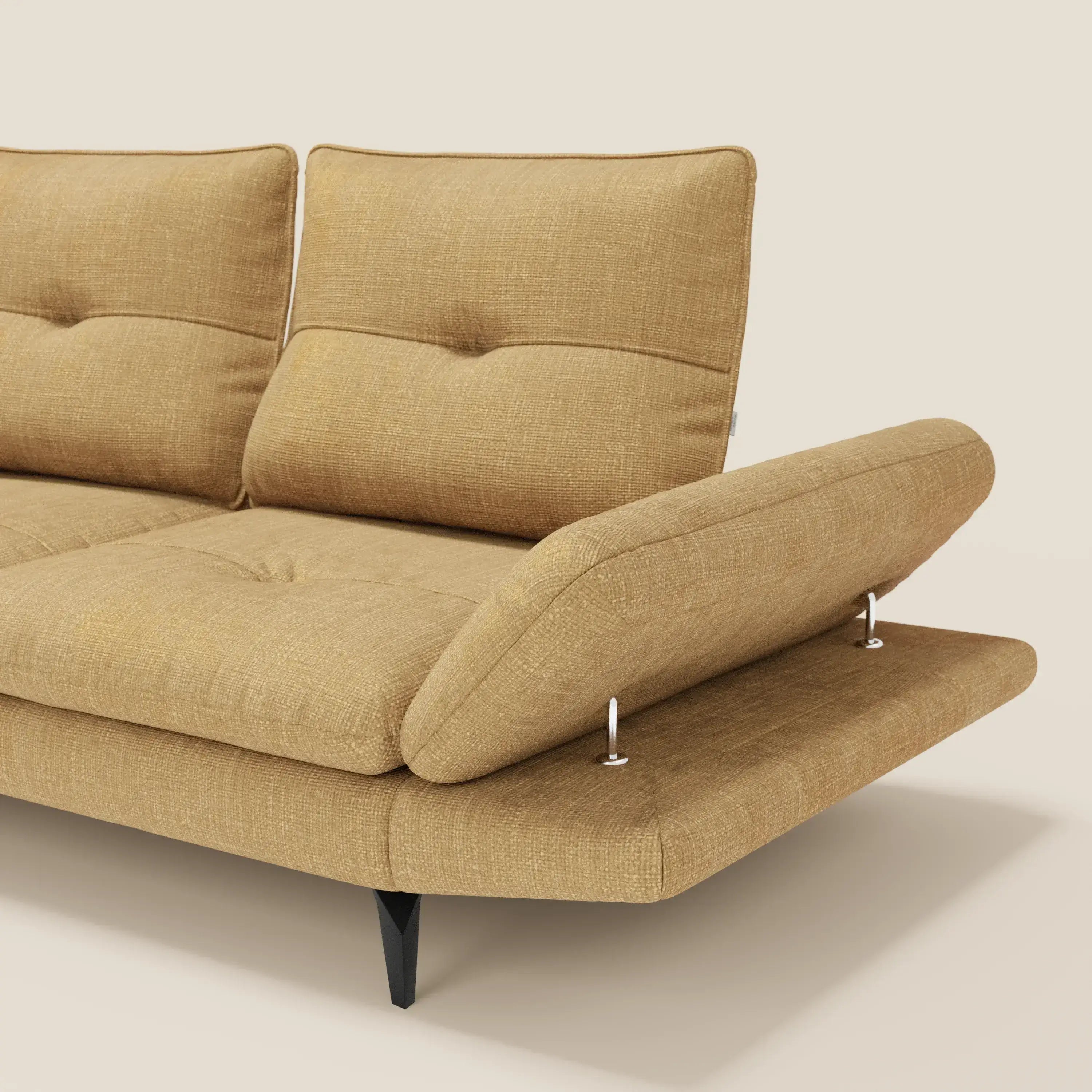 Ardex Divano 3 posti di Divani.Store, in morbido tessuto impermeabile T06 giallo, offre schienali traslanti, braccioli regolabili e gambe in metallo. Il design moderno si distingue grazie ai cuscini trapuntati su sfondo chiaro.