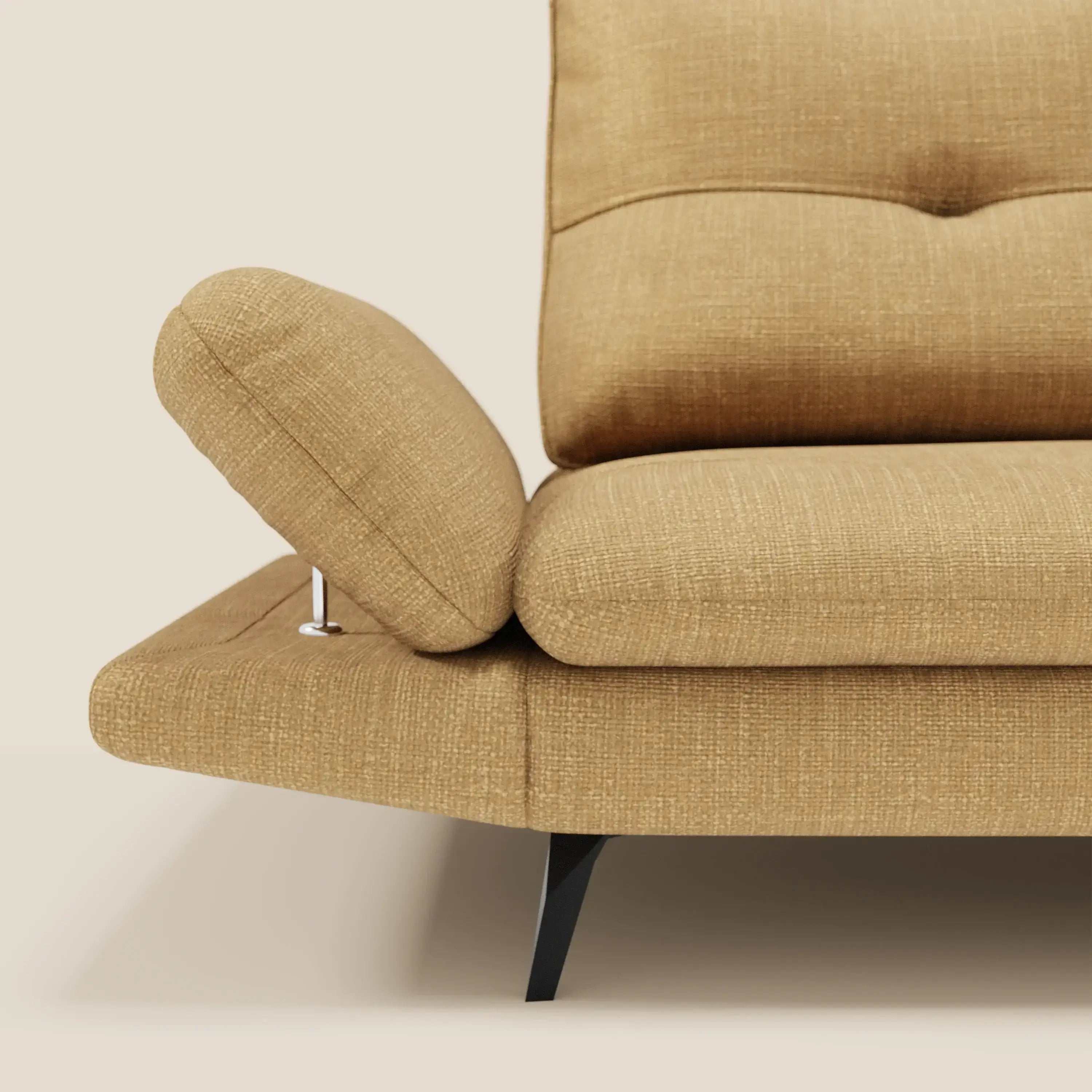 Primo piano di Ardex Divano 3 posti di Divani.Store, caratterizzato da schienali traslanti, braccioli regolabili e gambe angolari scure in morbido tessuto impermeabile T06 giallo. Le cuciture a vista e il fondo bianco sporco ne sottolineano il design moderno.