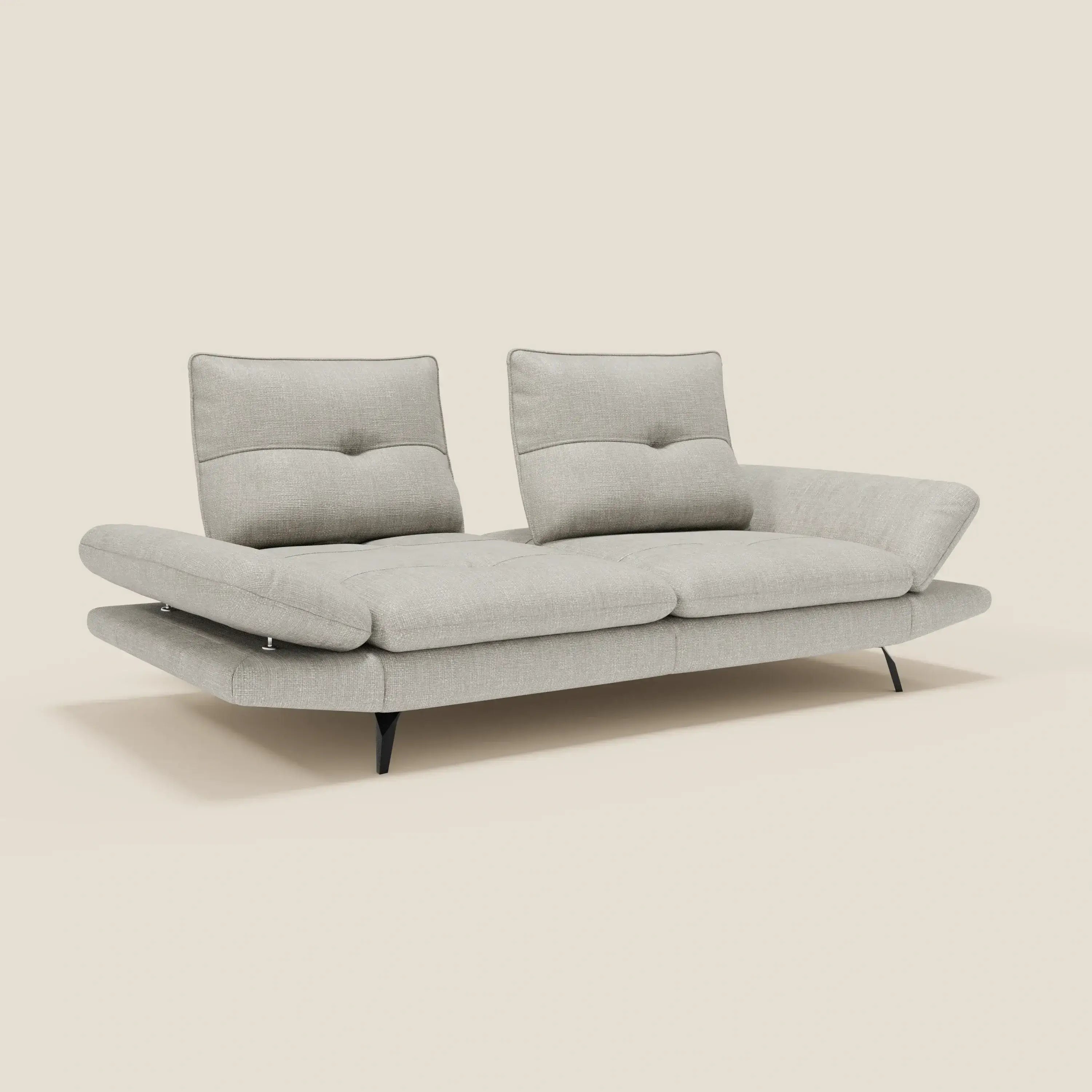 Ardex Divano 3 posti di Divani.Store è caratterizzato da schienali traslanti, braccioli regolabili e rivestimento in morbido tessuto impermeabile T06 grigio chiaro. Le eleganti gambe in metallo nero e il design minimalista completano il suo look moderno.