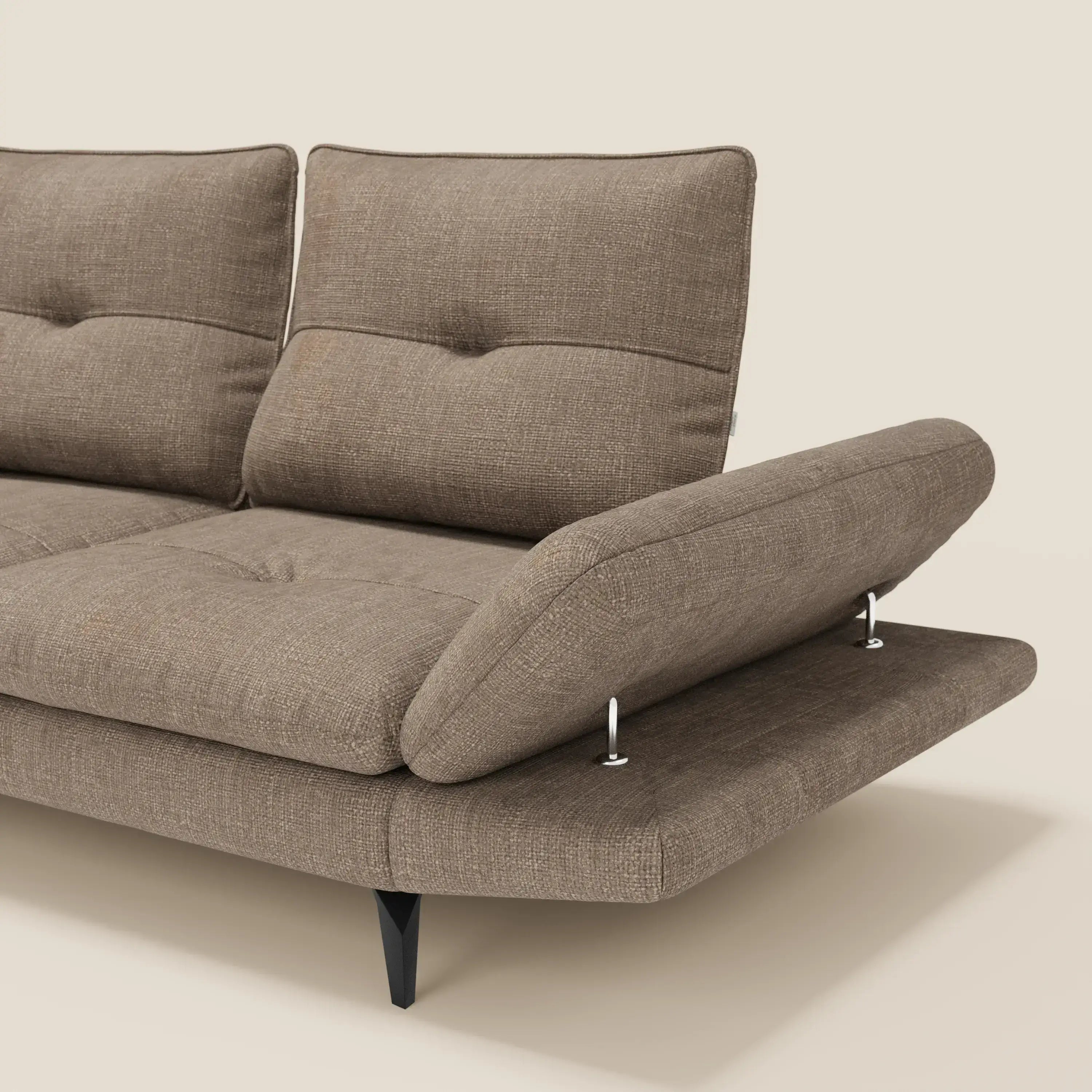 Il divano Ardex 3 posti di Divani.Store in tessuto impermeabile T06 marrone ha schienali traslanti, braccioli regolabili con staffe metalliche e gambe nere inclinate, per un design moderno su sfondo beige.