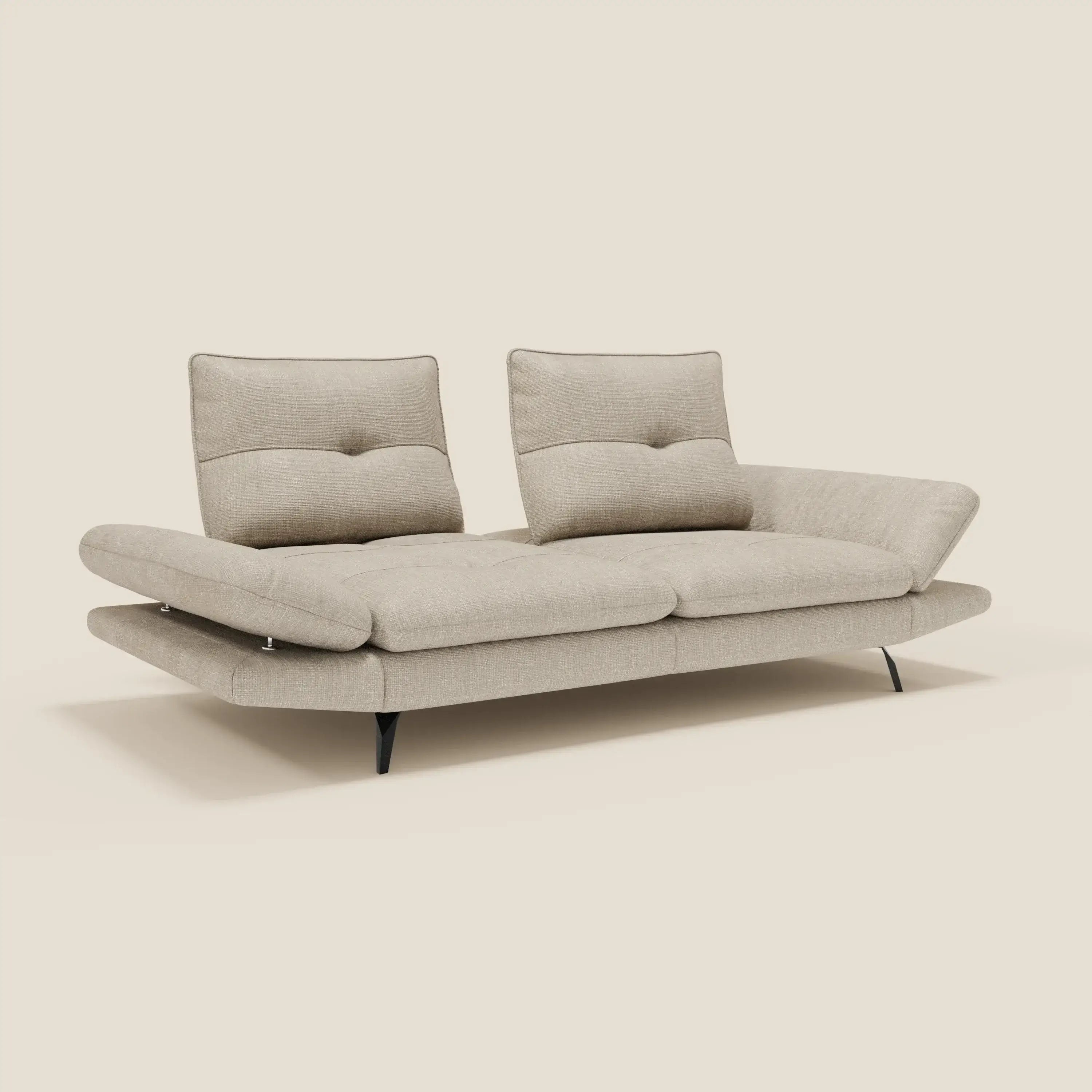 Ardex Divano 3 posti di Divani.Store è caratterizzato da schienali traslanti, braccioli regolabili e rivestimento in morbido tessuto impermeabile T06 panna, che fonde comfort e design contemporaneo con un look minimalista.