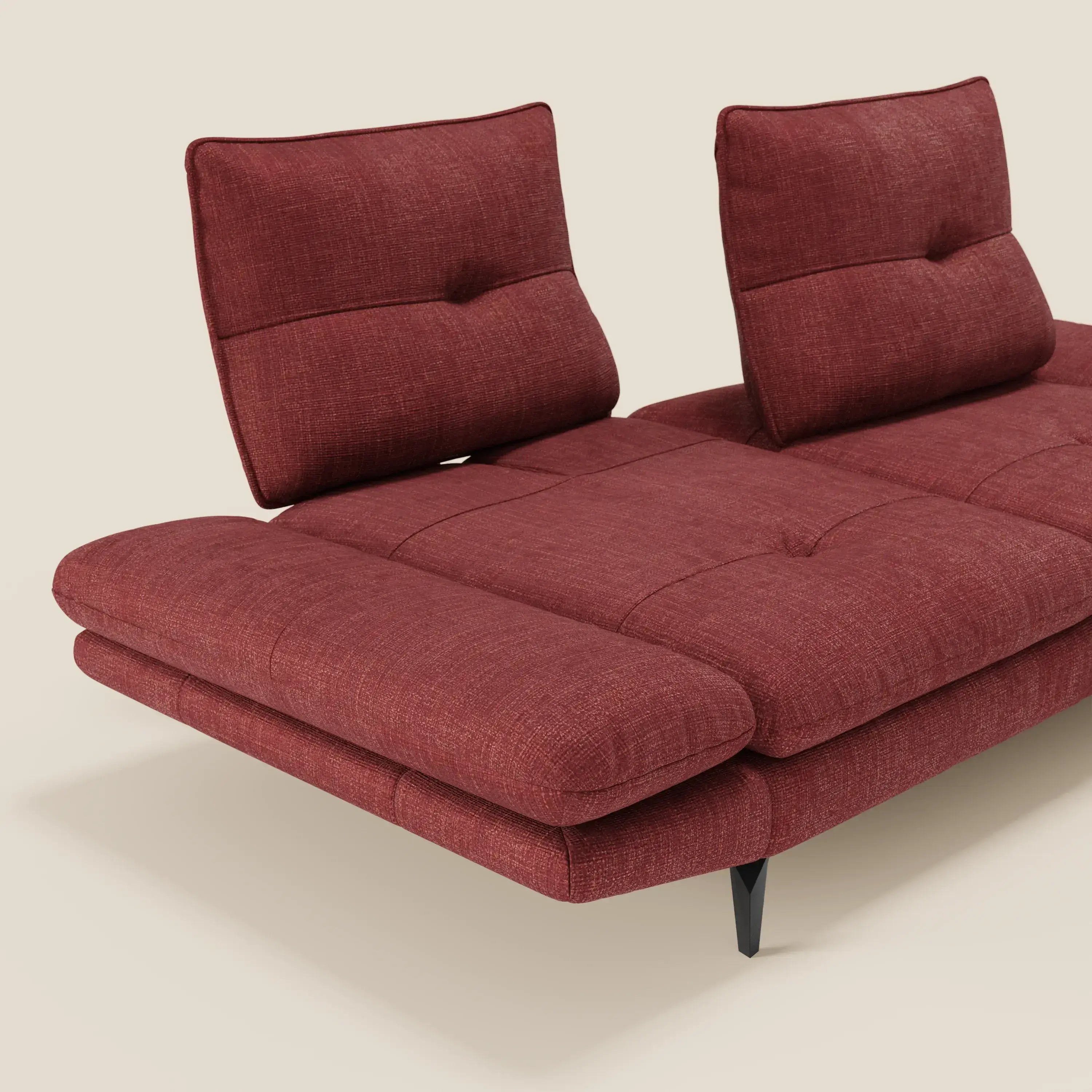 Il divano Ardex Divano 3 posti di Divani.Store in tessuto impermeabile rosso T06 è caratterizzato da due schienali scorrevoli e braccioli regolabili, gambe nere angolate e cuciture orizzontali, il tutto su uno sfondo beige semplice.