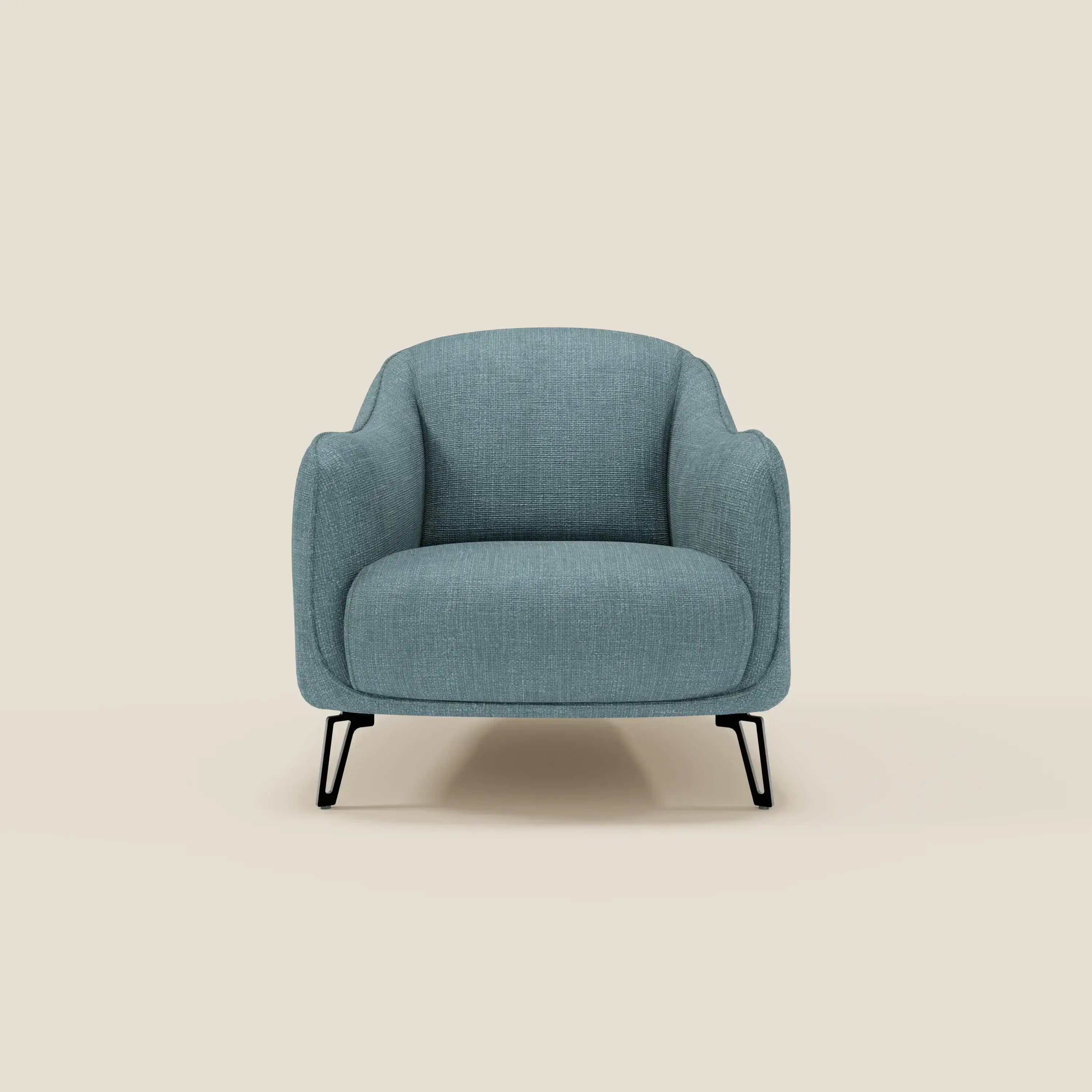 L'Avela Poltroncina di Divani.Store è caratterizzata da un design moderno e senza tempo, in morbido tessuto impermeabile T06 azzurro, con braccioli e schienale curvi su sottili gambe in metallo nero, su uno sfondo beige semplice che ne esalta il fascino minimalista.