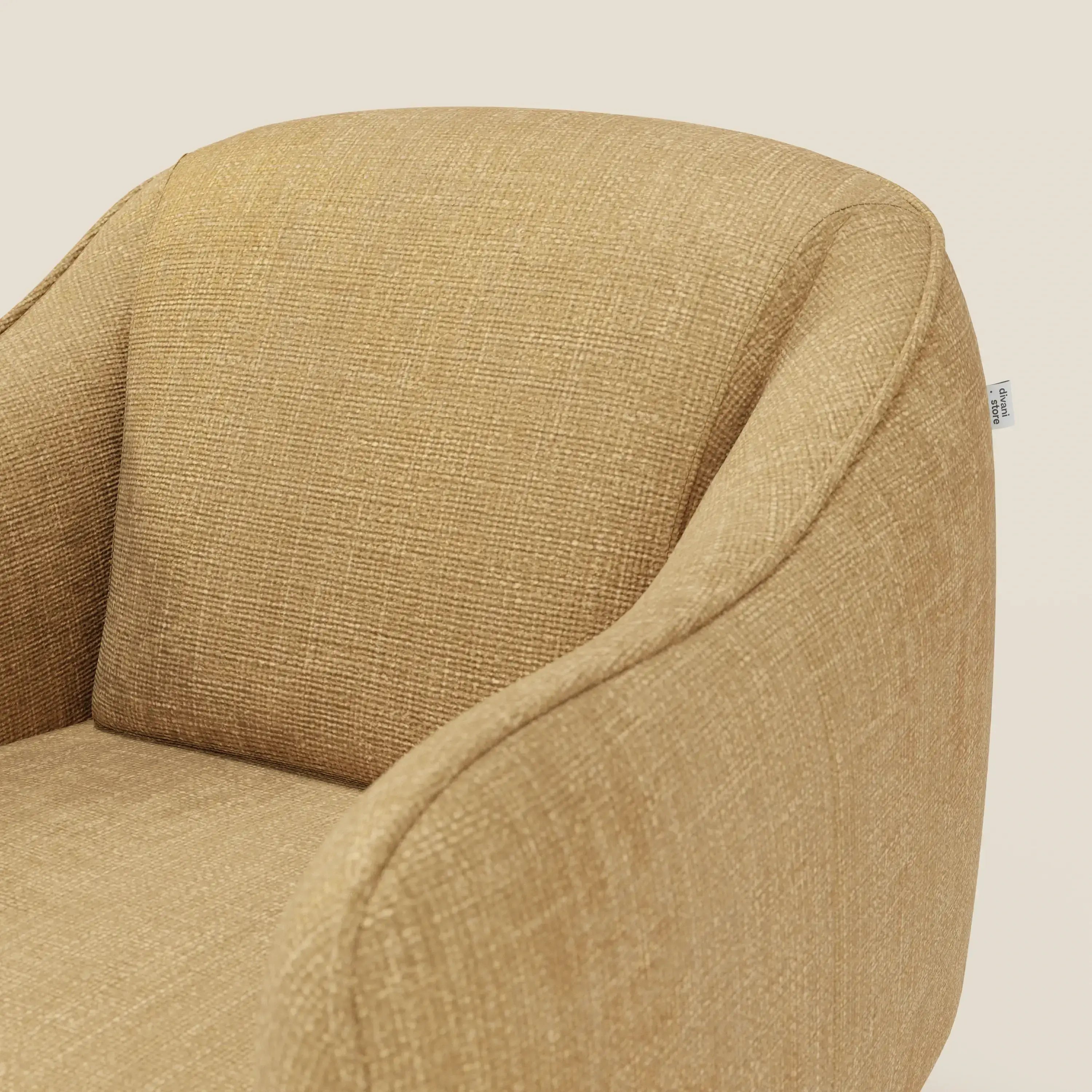 Primo piano di Avela Poltroncina di Divani.Store, che mostra il suo comfort senza tempo in morbido tessuto impermeabile giallo T06, con braccioli arrotondati, schienale dolcemente curvato e una piccola etichetta bianca sulla cucitura laterale.