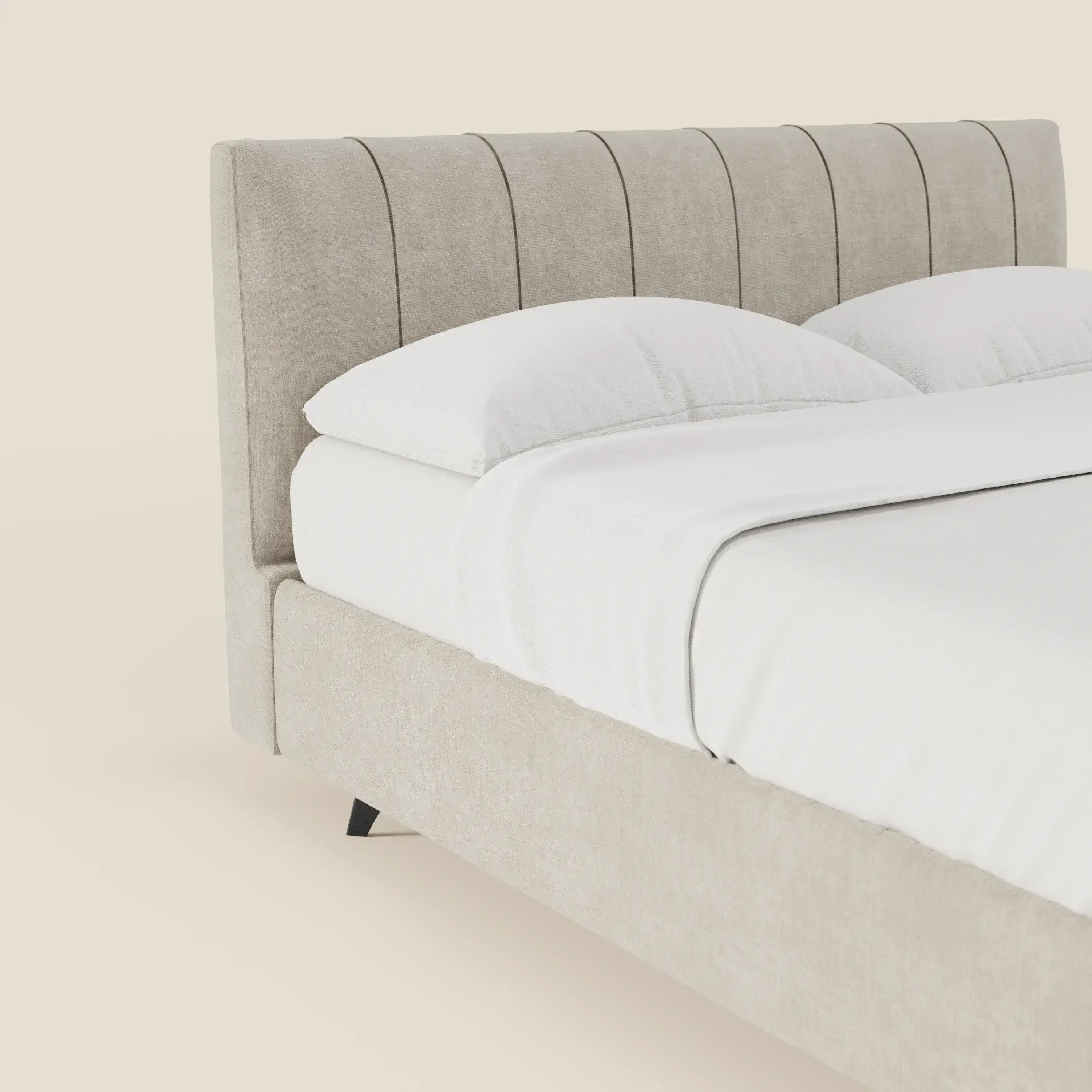 Primo piano del letto contenitore Bogart Edizione Grande Fratello di Letti.store, presentato in tessuto smacchiabile T22 panna con cuciture verticali e un look pulito e minimale con biancheria bianca su sfondo chiaro.