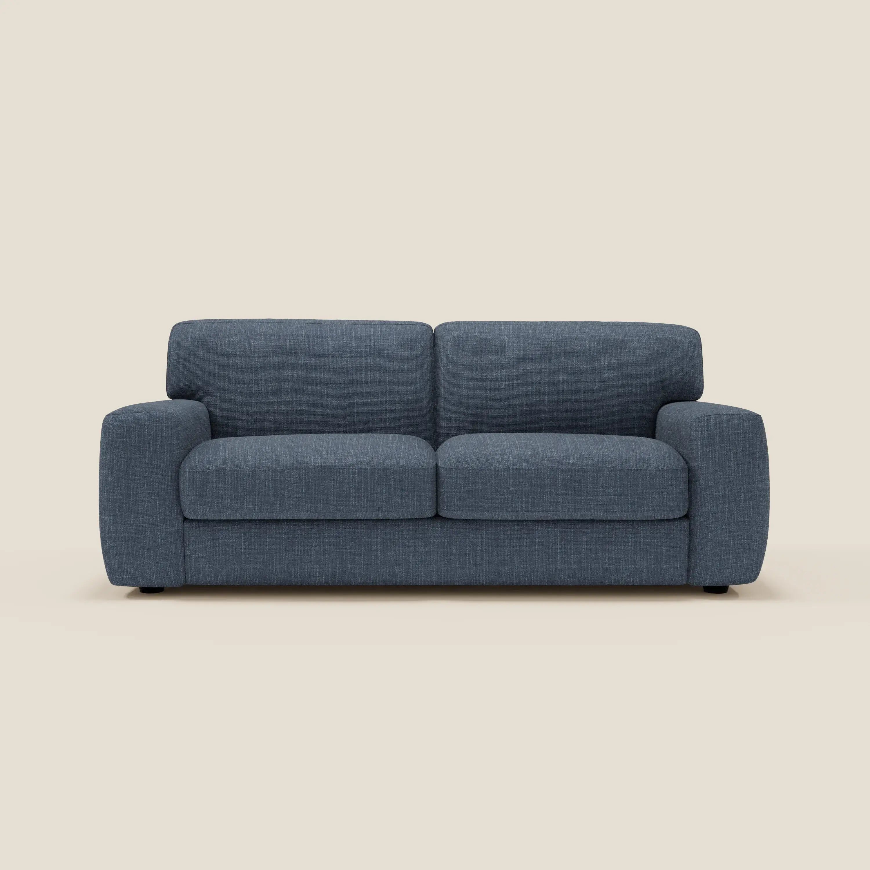 Il letto materasso Cloud Divano H17 cm di Divani.Store è caratterizzato da morbidi cuscini in tessuto T06 impermeabile di colore blu, ampi braccioli arrotondati, design compatto, texture sottile e discreti piedini neri, perfetti per il comfort quotidiano su uno sfondo beige chiaro.