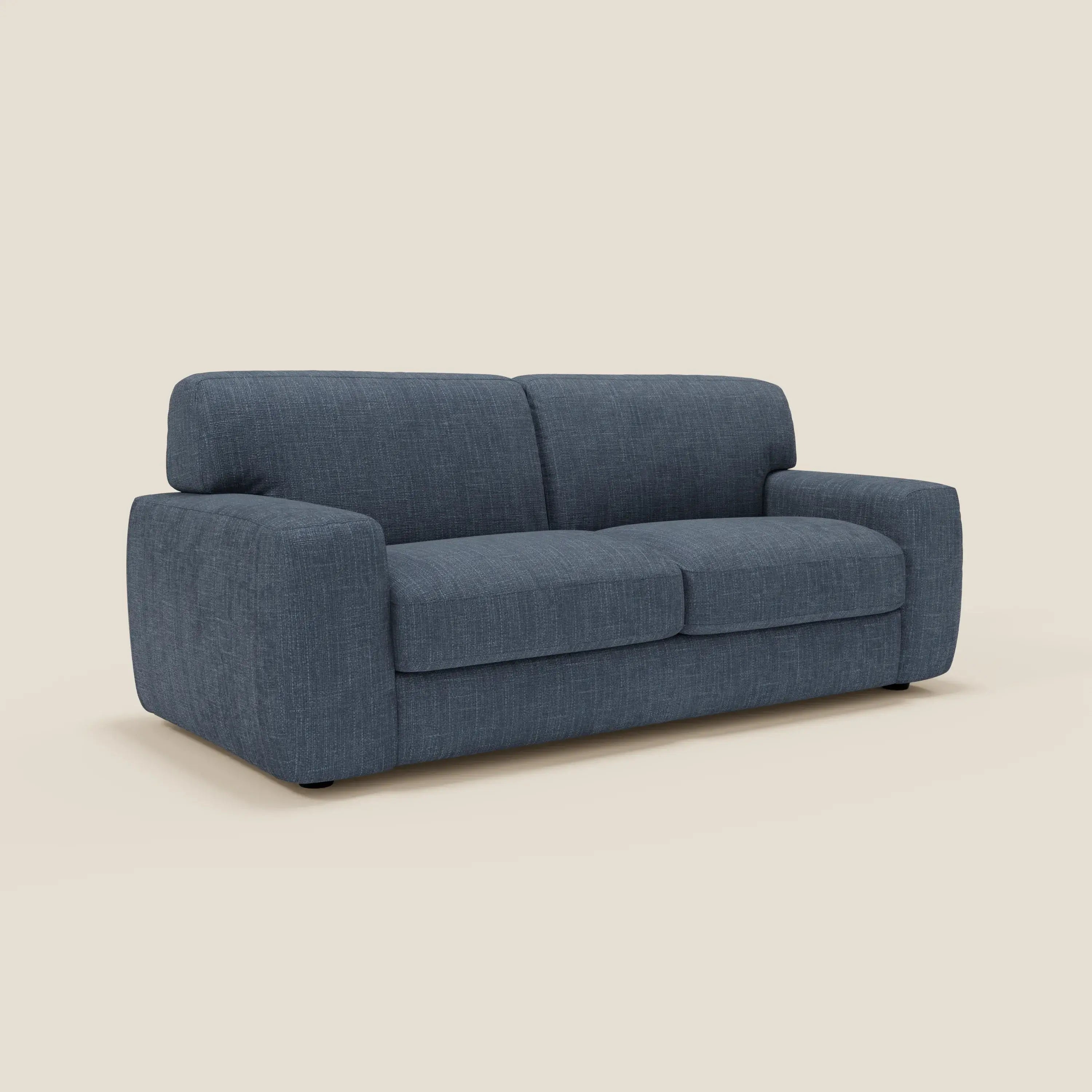 A Cloud divano letto materasso H17 cm di Divani.Store in tessuto impermeabile T06 blu, due posti, con morbidi cuscini e linee arrotondate, è posizionato contro uno sfondo beige chiaro per un comfort quotidiano compatto ed elegante.