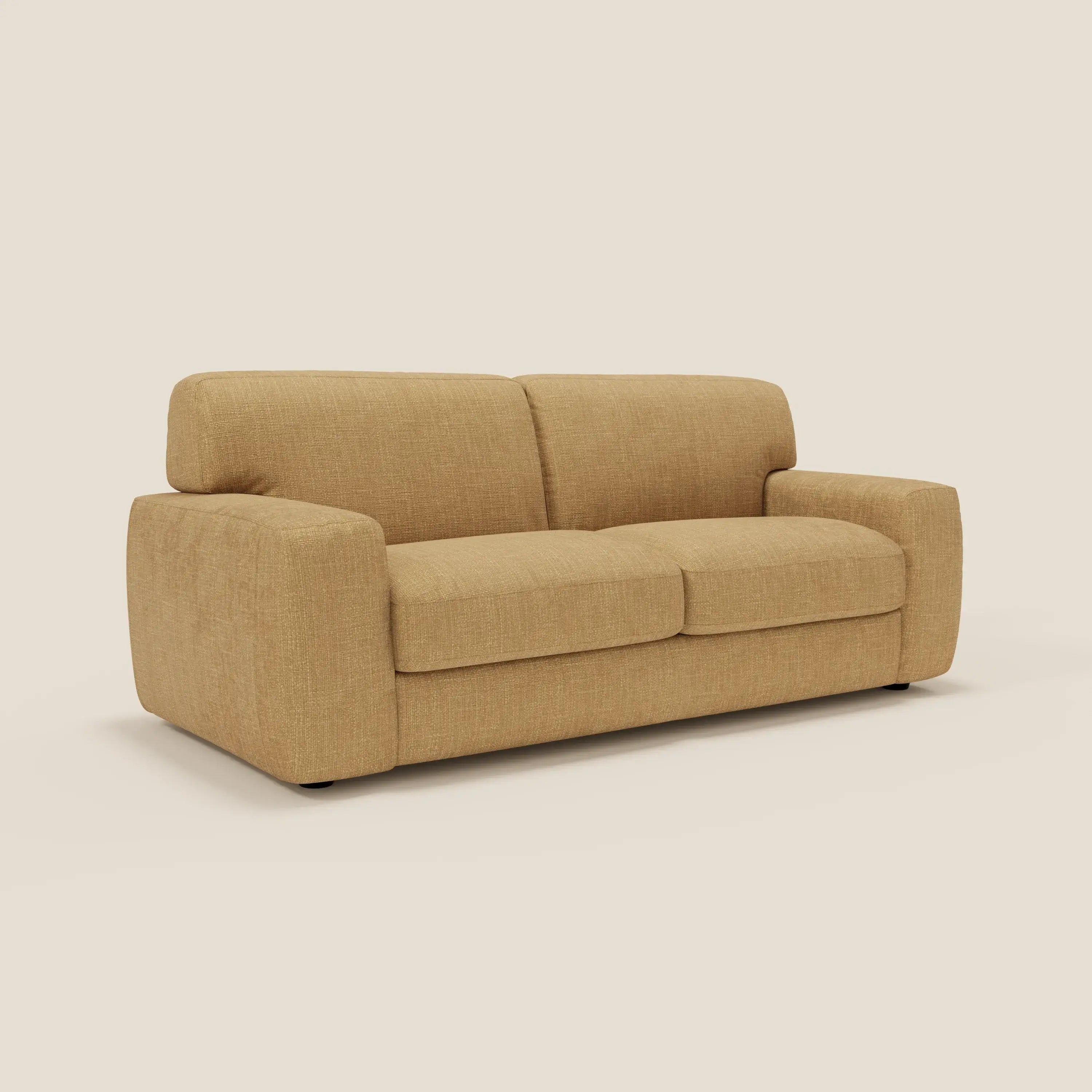 Il letto materasso Cloud Divano H17 cm di Divani.Store è caratterizzato da morbidi cuscini in tessuto impermeabile T06 giallo, ampi braccioli imbottiti e una silhouette squadrata per un comfort quotidiano e un look accogliente, il tutto su uno sfondo neutro bianco sporco.