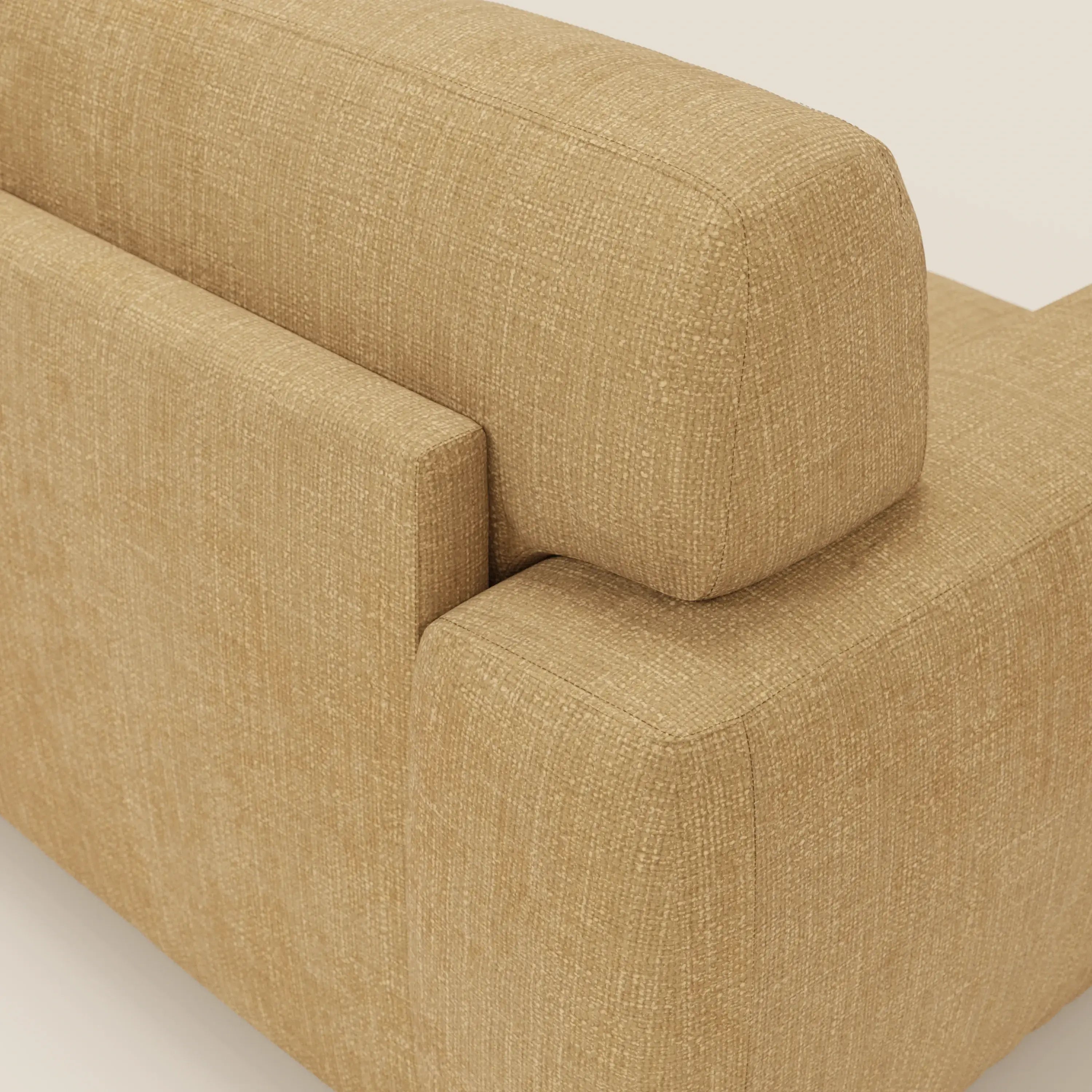 Primo piano del divano letto materasso Cloud H17 cm di Divani.Store, caratterizzato da morbidi cuscini in tessuto impermeabile giallo T06. L'immagine mette in evidenza il design squadrato e l'imbottitura in peluche, ideale per il comfort quotidiano con un tocco vivace.