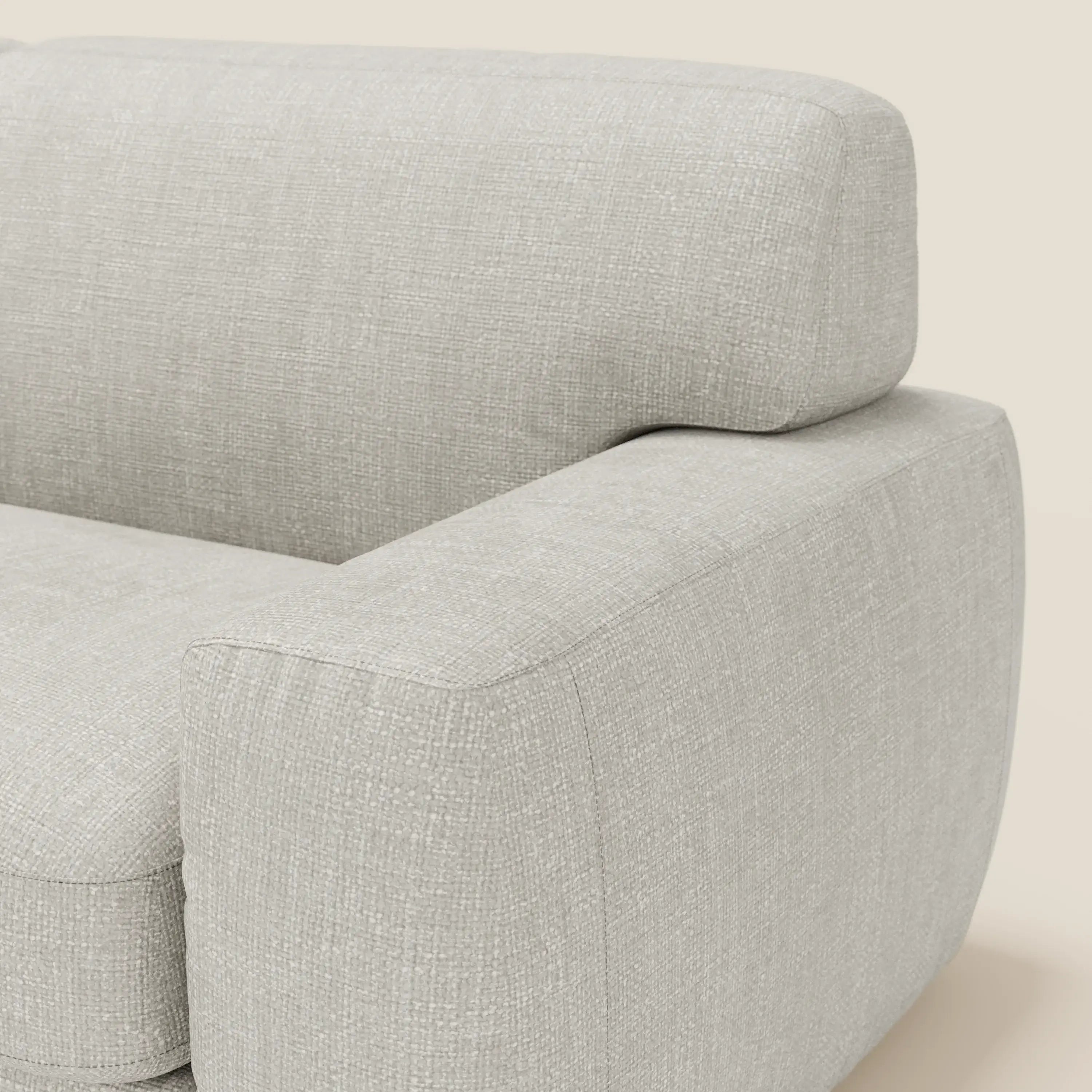 Primo piano del letto materasso Cloud Divano H17 cm di Divani.Store, caratterizzato da morbidi cuscini in tessuto impermeabile T06 grigio chiaro. Il suo design compatto e moderno garantisce un comfort quotidiano e si adatta a qualsiasi spazio accogliente e contemporaneo.