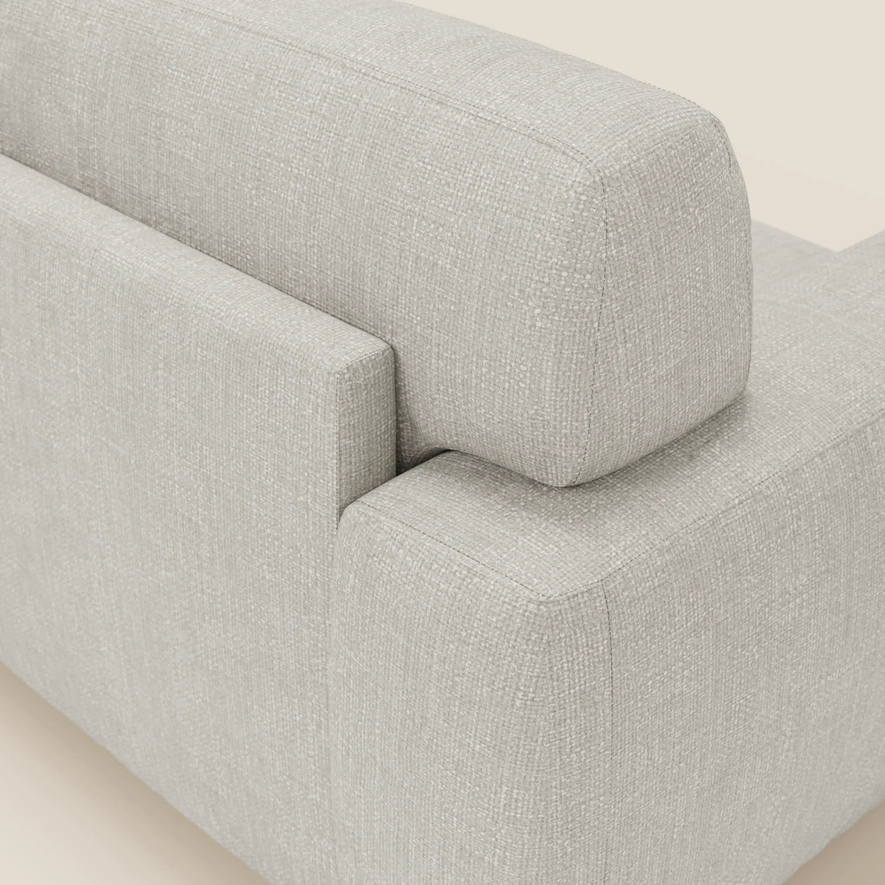 Un primo piano del letto materasso Cloud Divano H17 cm di Divani.Store in tessuto impermeabile grigio chiaro T06, che mette in evidenza il suo design compatto e le sue linee pulite, ideali per il comfort quotidiano su uno sfondo neutro.