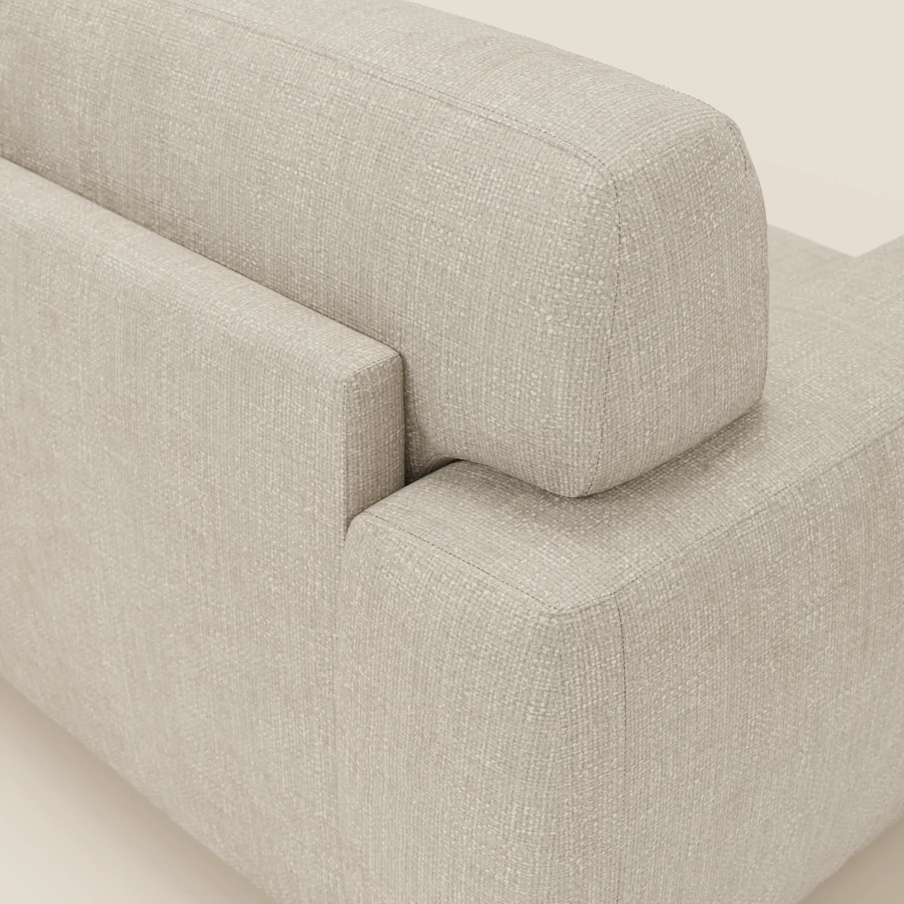 Primo piano del letto materasso Cloud Divano H17 cm di Divani.Store, caratterizzato da cuscini morbidi in tessuto impermeabile T06 panna, design compatto e linee pulite per un comfort quotidiano su sfondo chiaro.