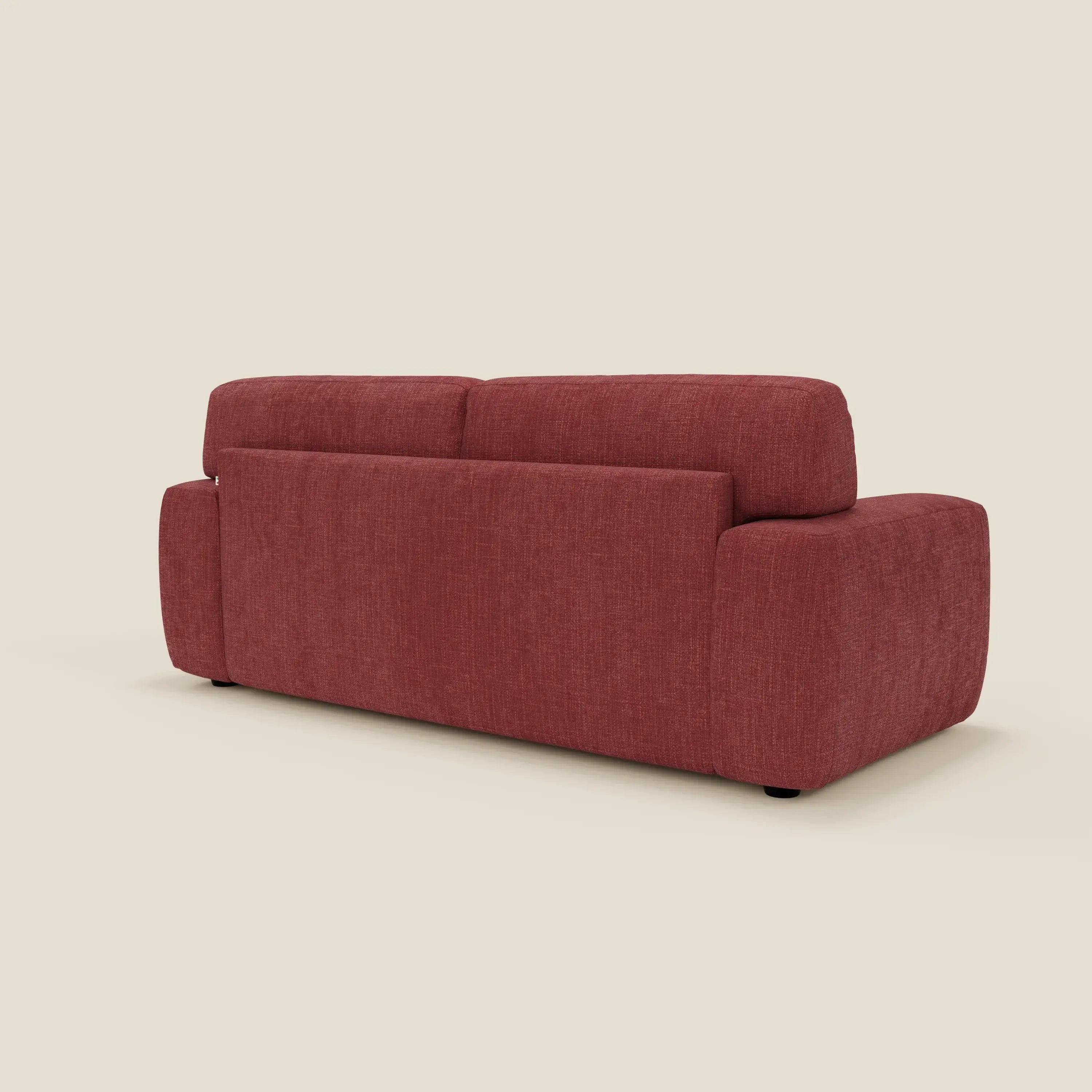 Il letto materasso Cloud Divano H17 cm di Divani.Store è caratterizzato da morbidi e spessi cuscini in tessuto impermeabile T06 rosso e da ampi braccioli squadrati, visti di schiena e di lato per un look contemporaneo su uno sfondo bianco sporco.