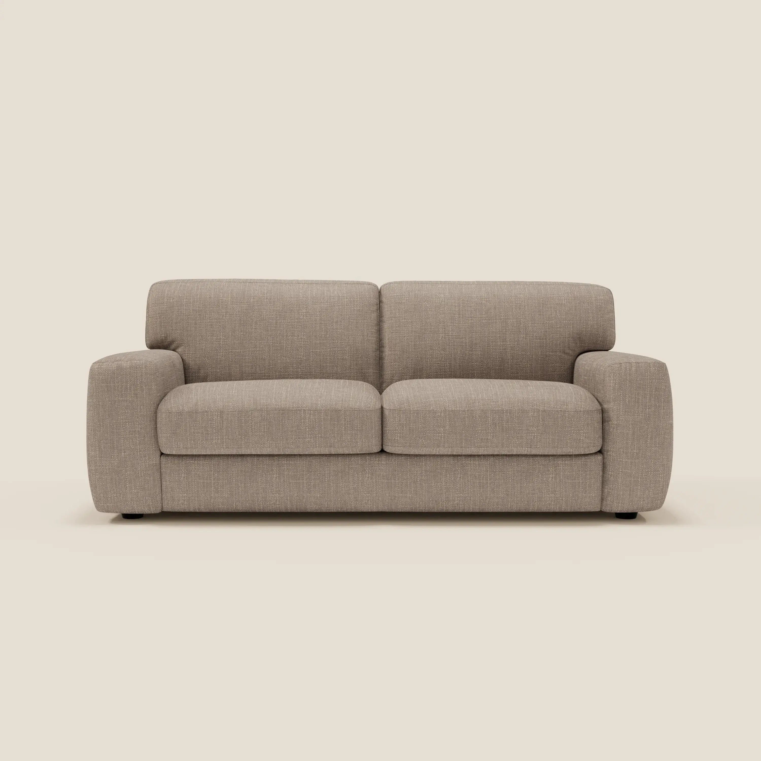 Il letto materasso Cloud Divano H17 cm di Divani.Store è caratterizzato da un morbido tessuto tortora T06 impermeabile e da cuscini in tessuto felpato. Con braccioli ampi e arrotondati e un design compatto e moderno, è ideale per qualsiasi salotto.