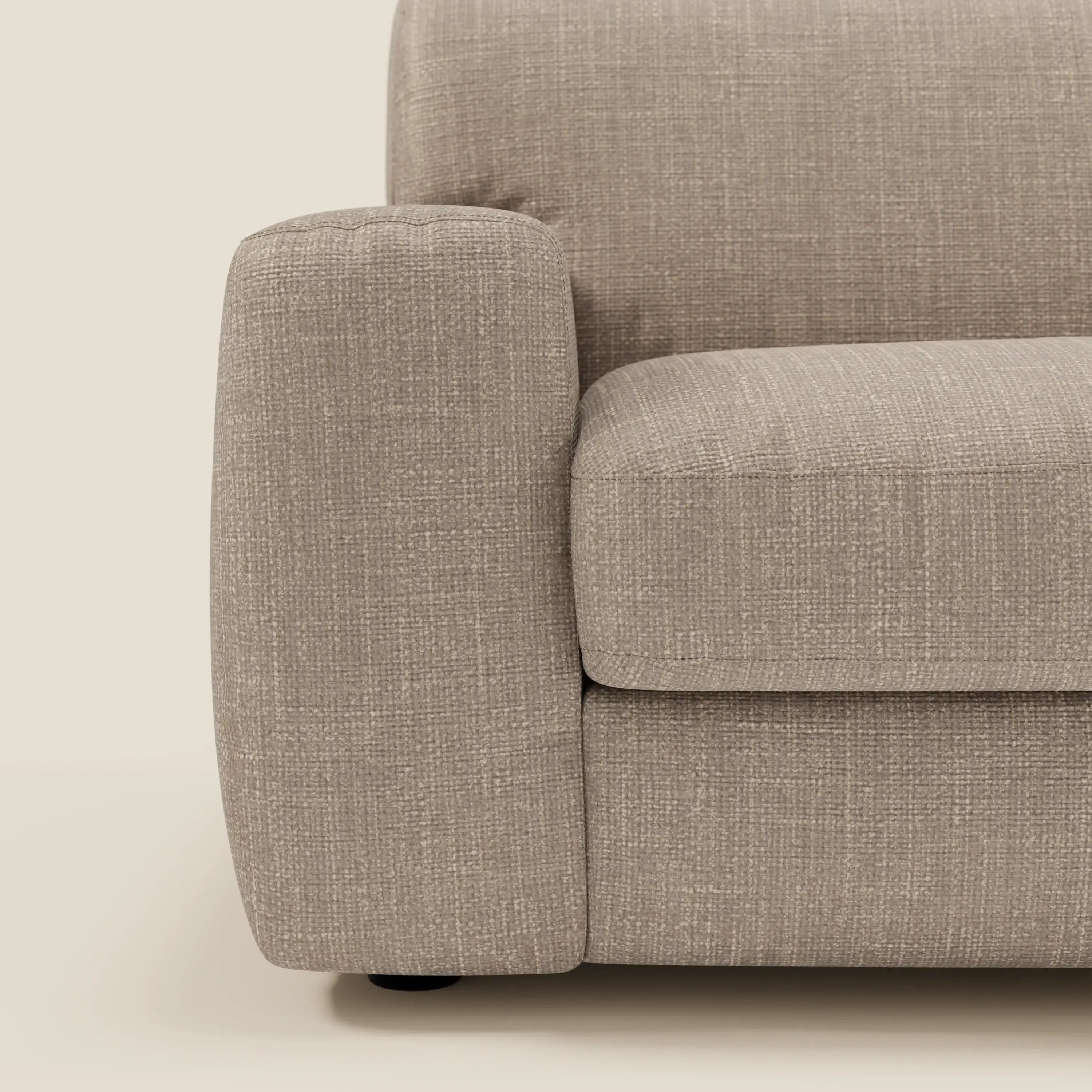 Primo piano del braccio sinistro e della seduta del letto materasso Cloud Divano H17 cm di Divani.Store, caratterizzato da morbidi cuscini in tessuto tortora impermeabile T06. Il bracciolo rettangolare e il comfort di seduta ne evidenziano la versatilità contemporanea.