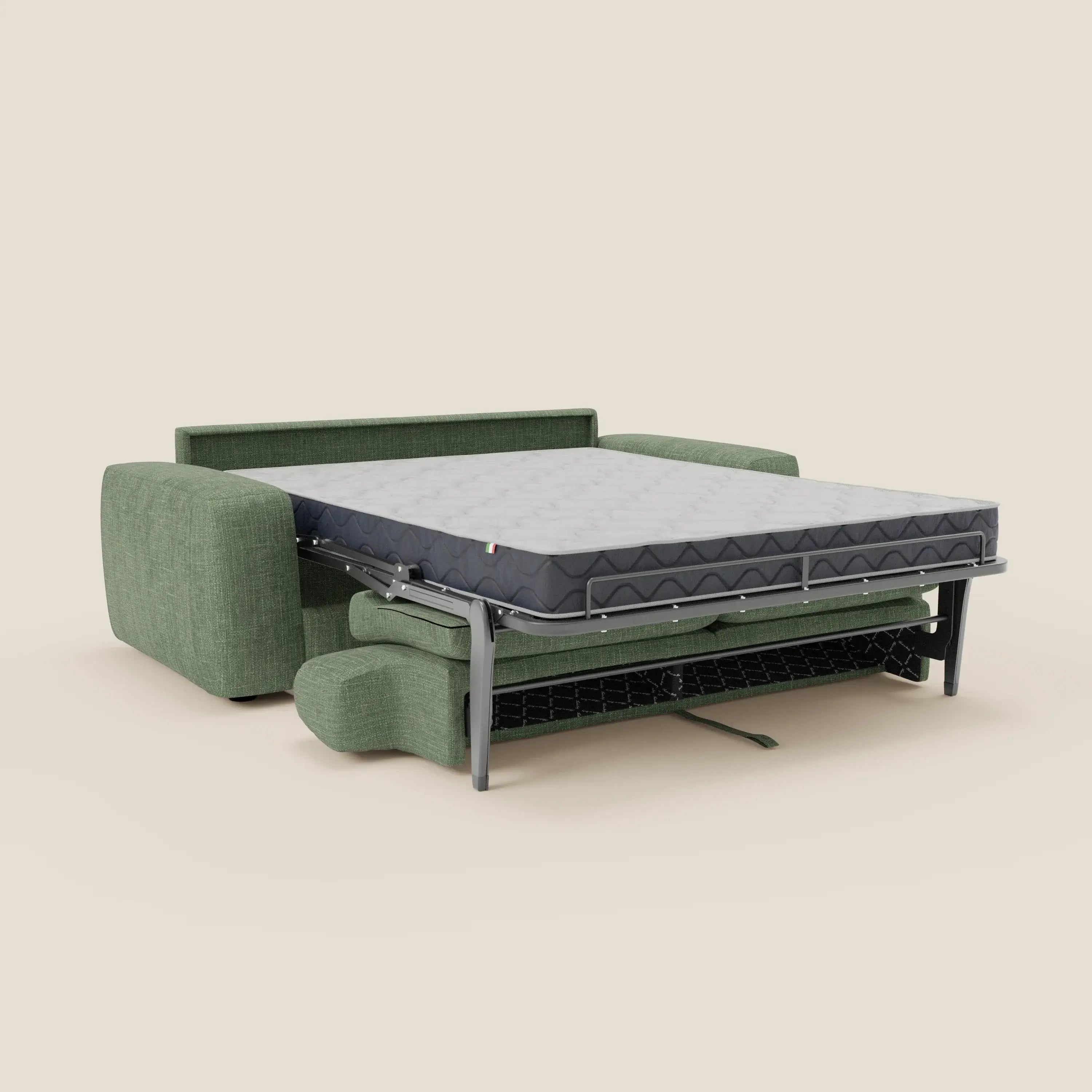 Il letto materasso Cloud Divano H17 cm di Divani.Store, presentato in tessuto impermeabile verde T06, si apre per rivelare la struttura metallica estraibile e il materasso ad alto spessore. Il design compatto mantiene schienale e braccioli in posizione verticale per un comfort quotidiano su uno sfondo beige chiaro.