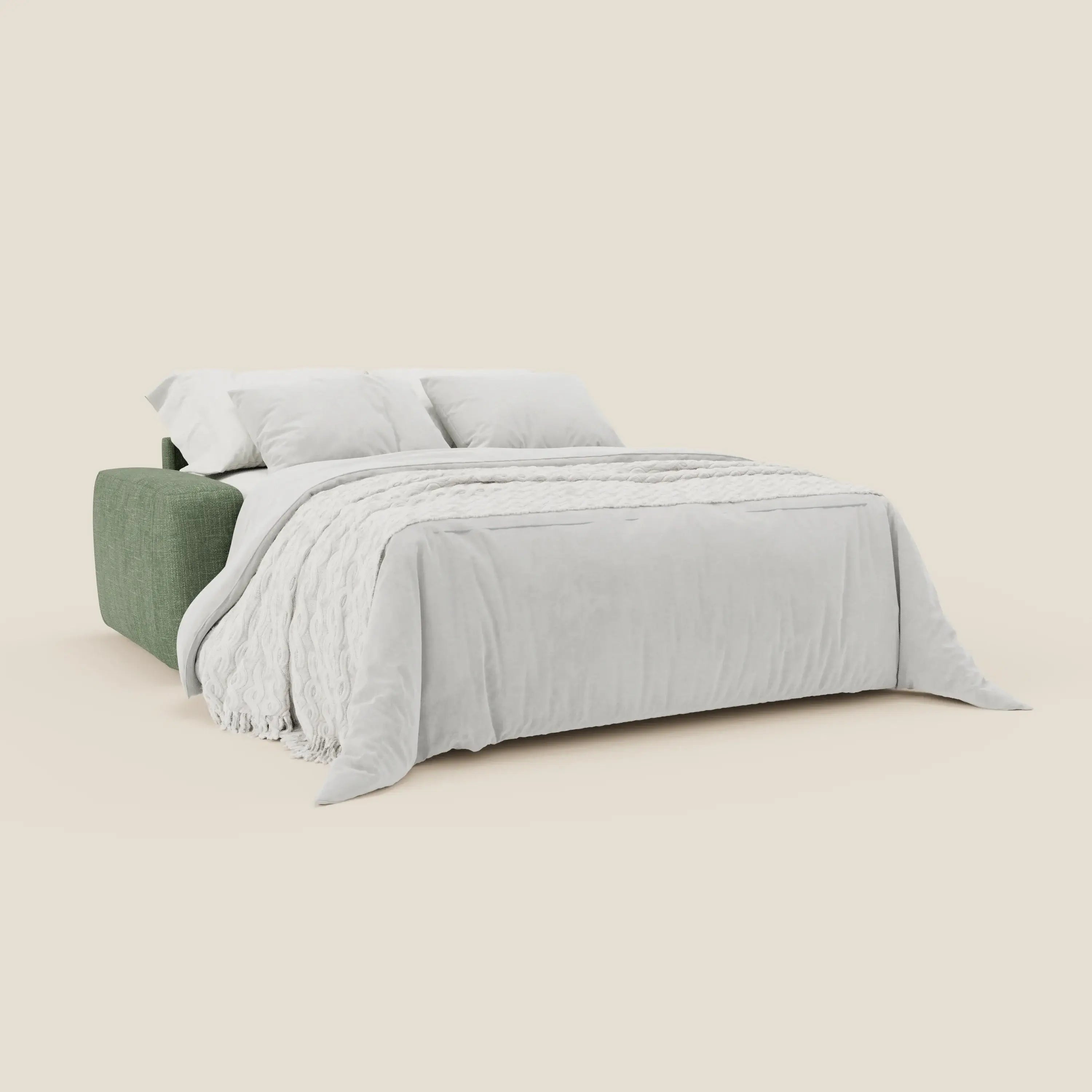 Il Cloud Divano letto materasso H17 cm di Divani.Store, rivestito in impermeabile T06 verde, si trasforma in un comodo letto con morbidi cuscini, cuscini bianchi e coperte, che unisce design compatto e comfort quotidiano su uno sfondo beige.