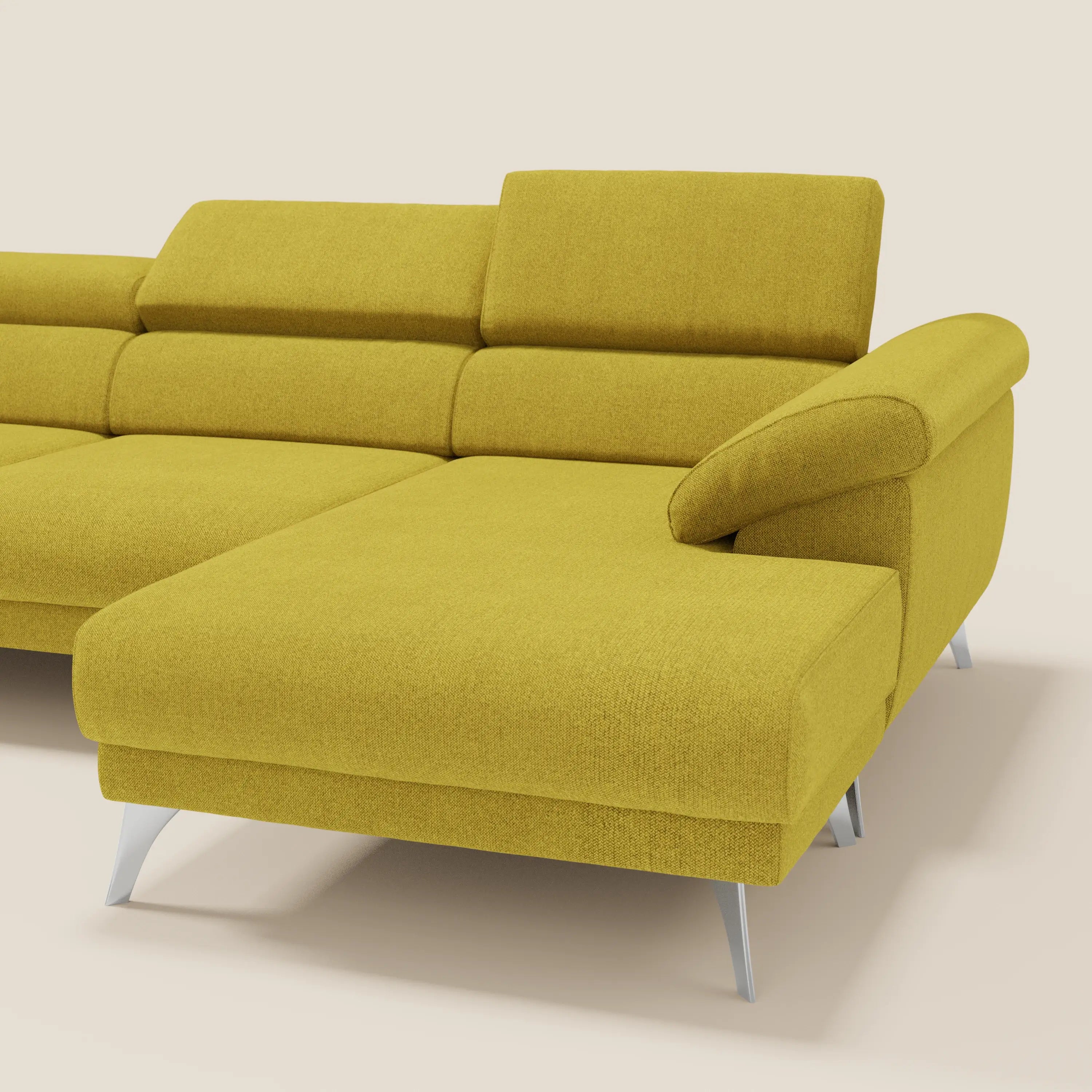 Il Donatello Divano angolare di Divani.Store è caratterizzato da sedute scorrevoli, braccioli contenitore e poggiatesta regolabile in morbido tessuto antimacchia T23 giallo sole. Poggia su eleganti gambe in metallo argentato su uno sfondo beige.