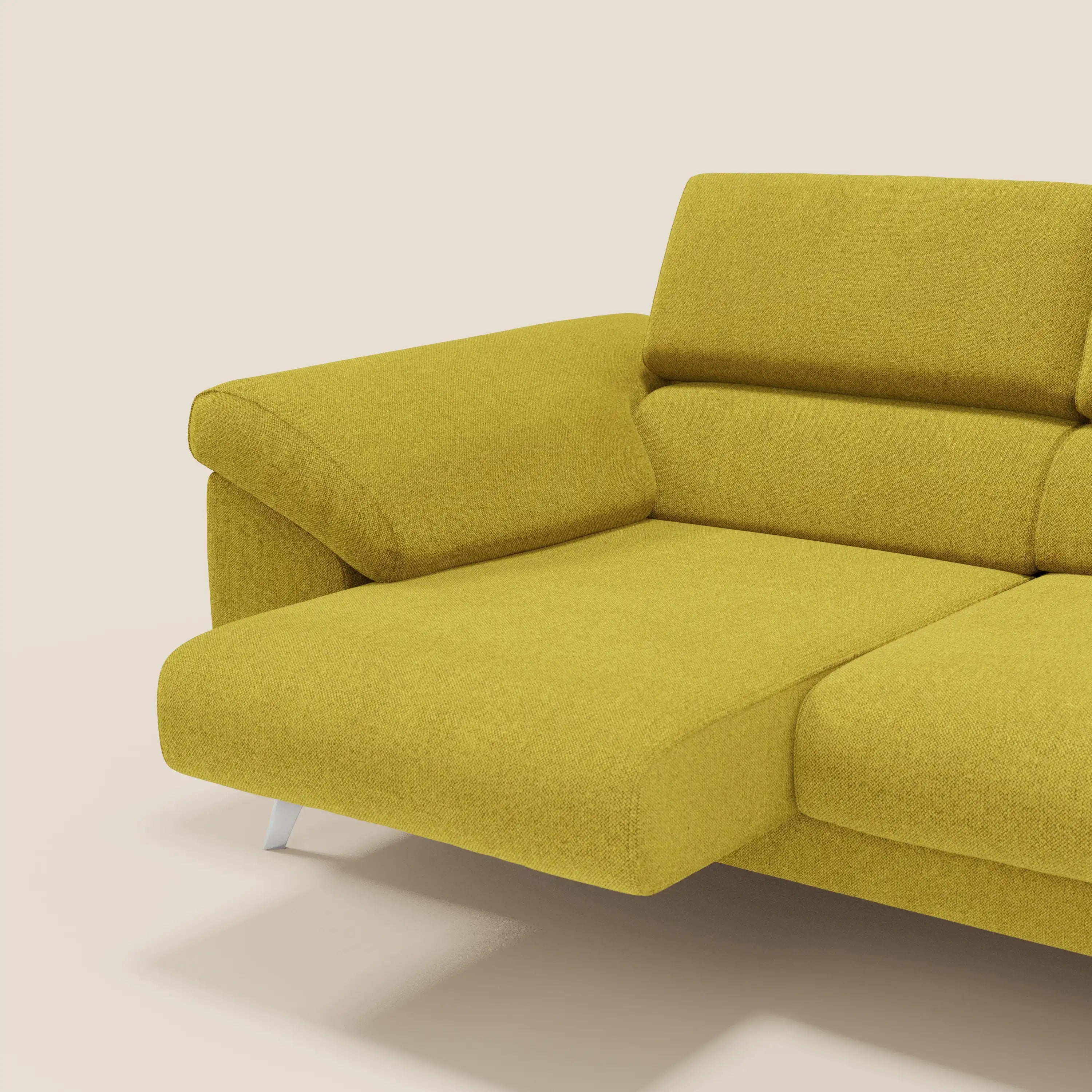 L'immagine mostra il lato sinistro del divano Donatello con 3 sedute allungabili di Divani.Store, in tessuto smacchiabile T23 giallo sole, caratterizzato da ampi braccioli contenitori, poggiatesta reclinabili ed eleganti gambe in metallo su sfondo beige.