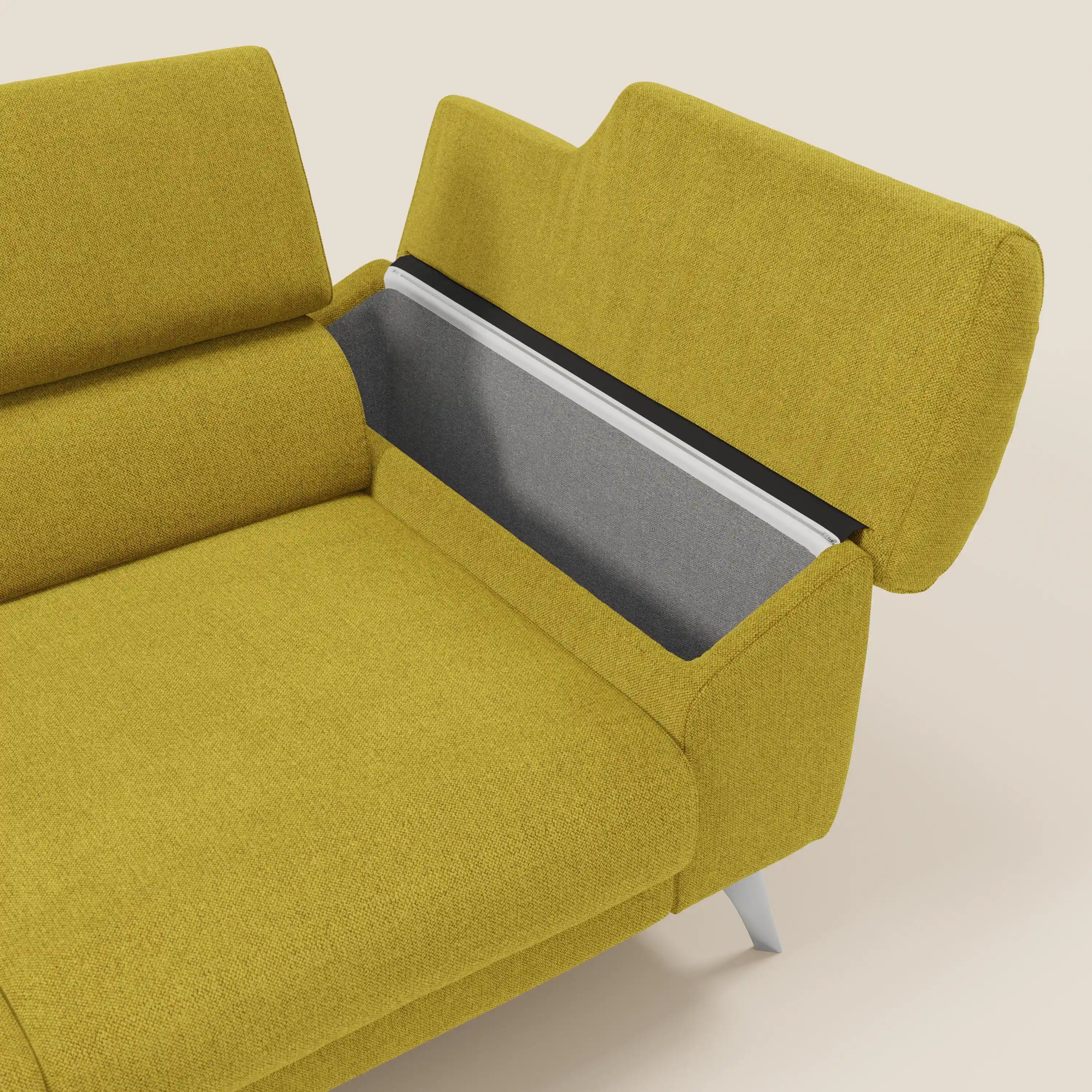 Il divano Donatello di Divani.Store in smacchiabile T23 giallo sole è caratterizzato da 3 sedute allungabili, braccioli contenitore, poggiatesta reclinabile e un design moderno con eleganti gambe in metallo, perfetto per spazi minimalisti.