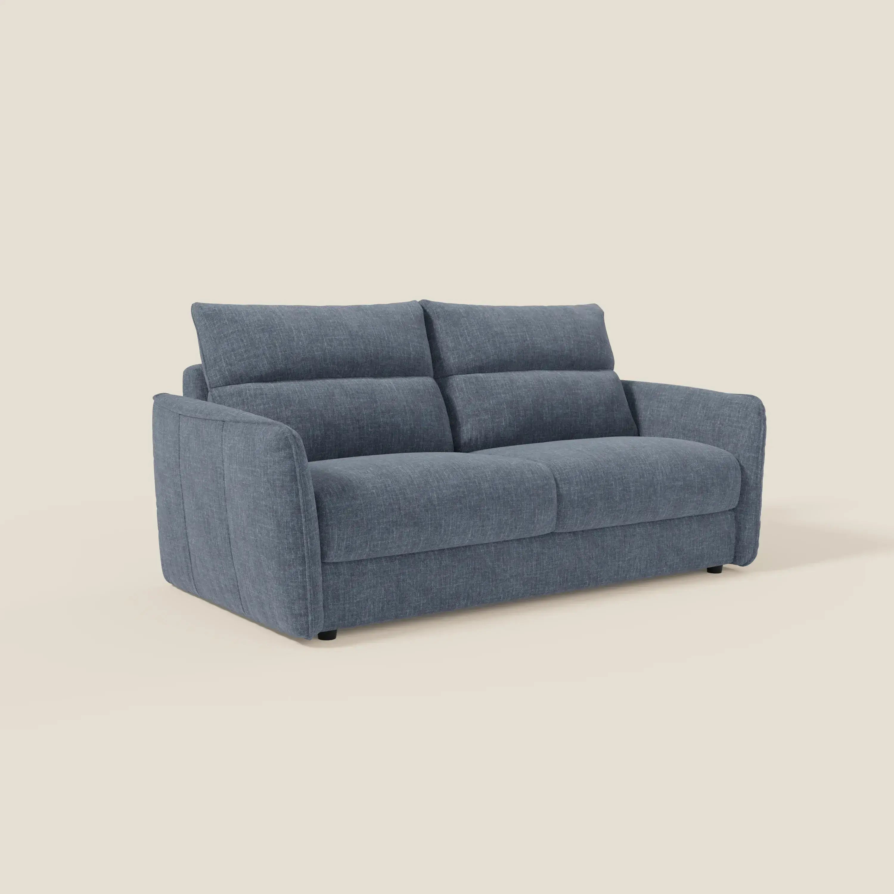 Il divano letto Elios di Divani.Store in blu ardesia T24 è caratterizzato da due ampi cuscini per seduta e schienale, braccioli bassi e morbido tessuto smacchiabile; il suo stile minimalista è ideale per gli spazi moderni.