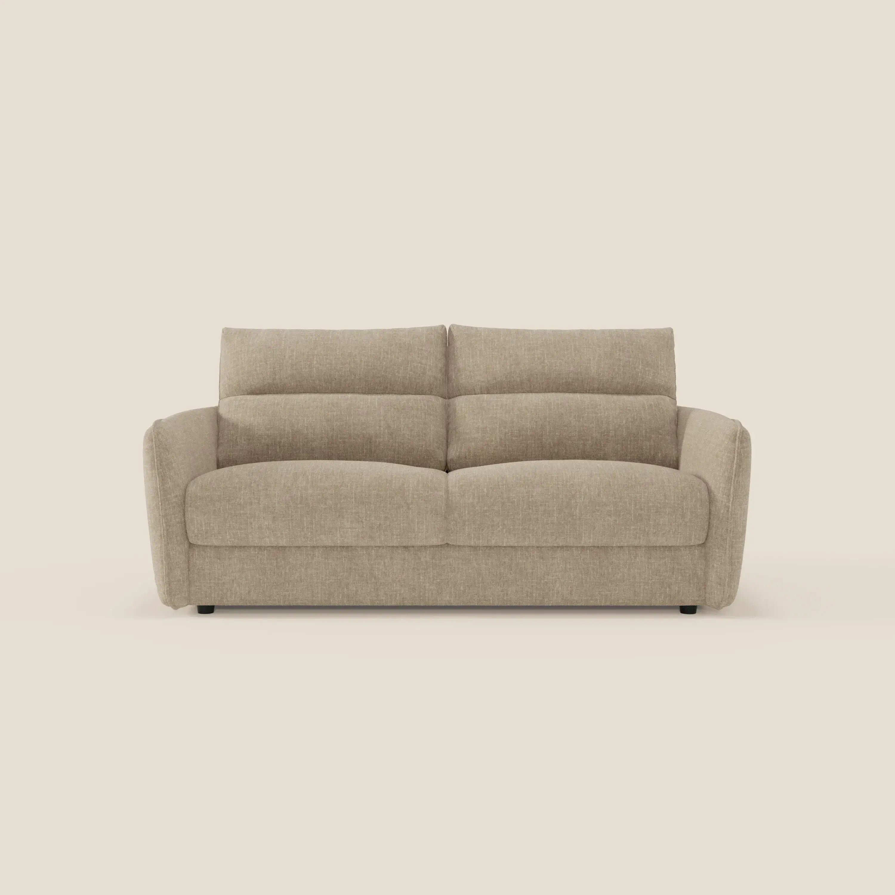 Elios Divano letto di Divani.Store è caratterizzato da morbidi cuscini di schienale e braccioli arrotondati in tessuto antimacchia T24 beige e offre un design moderno a due posti con un profilo basso e linee pulite su uno sfondo bianco sporco.