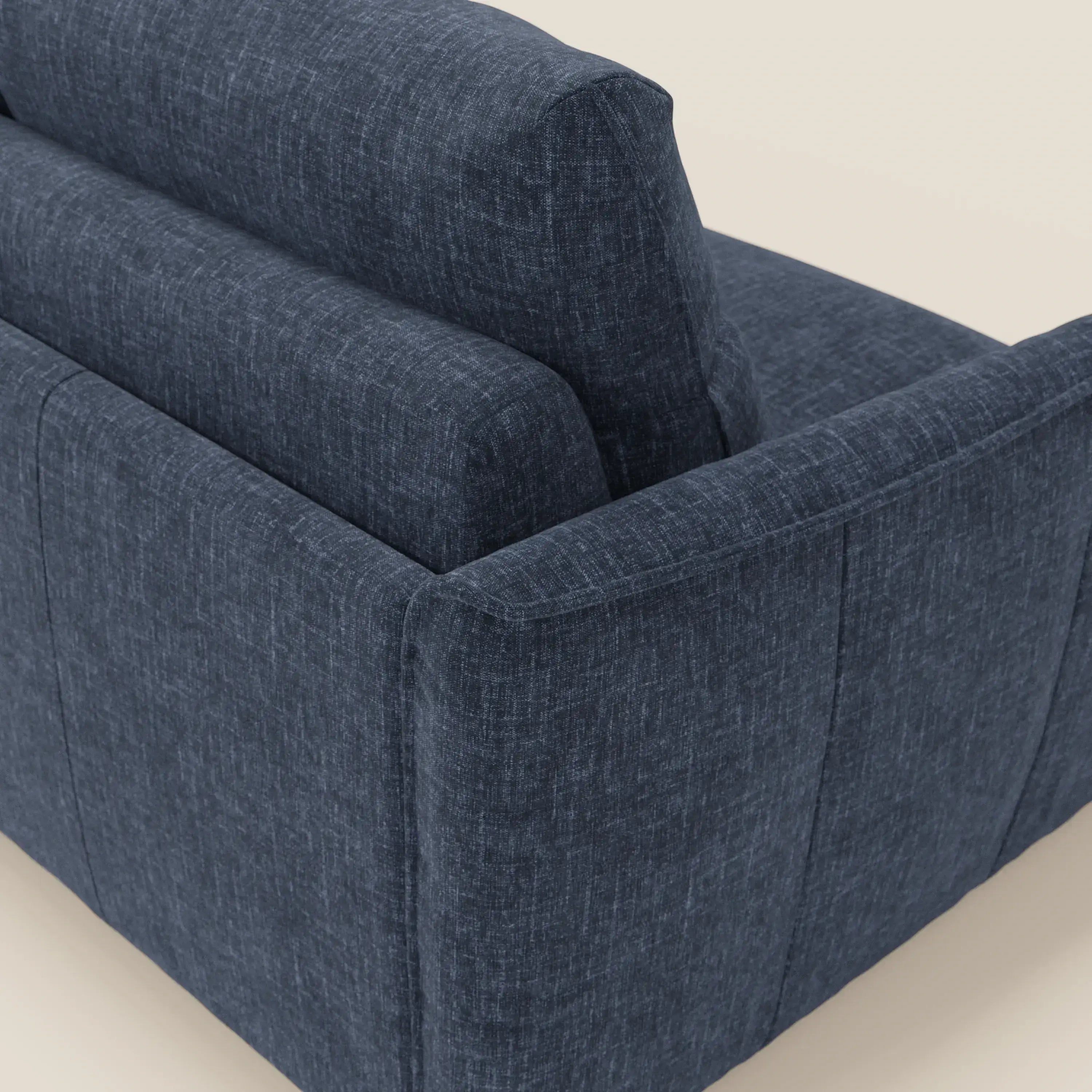 Primo piano del divano letto Elios di Divani.Store in tessuto blu notte T24 smacchiabile, caratterizzato da cuscini di schienale morbidi, linee pulite e un design moderno su uno sfondo chiaro.