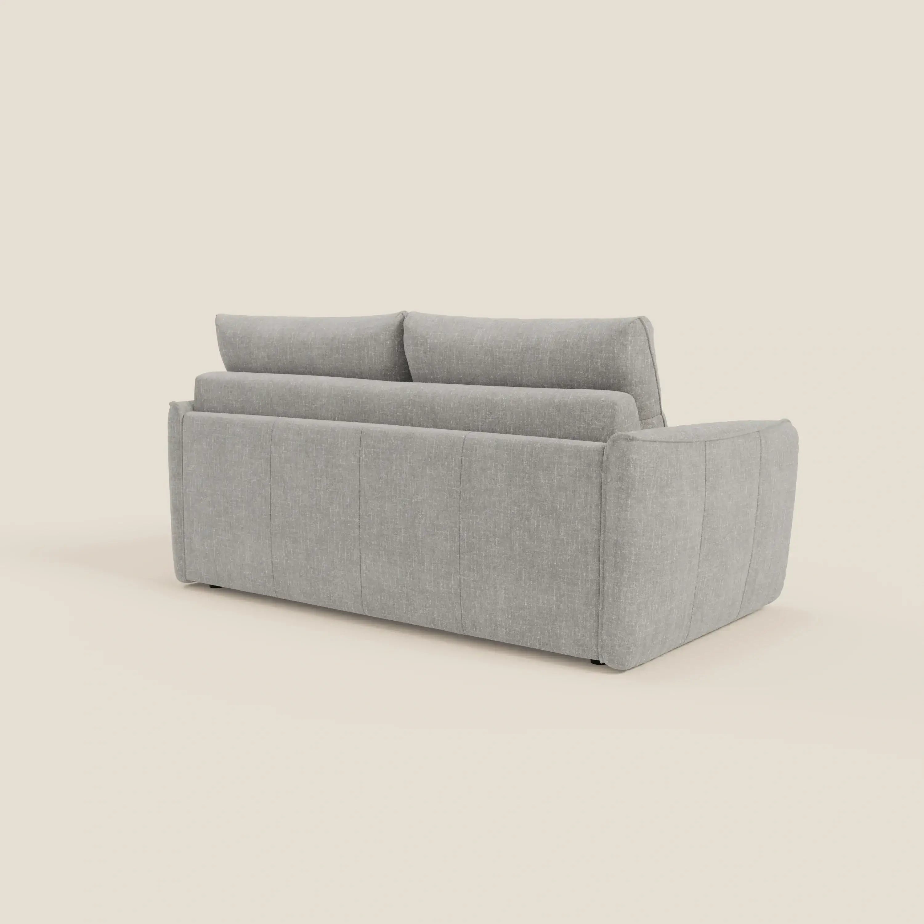 Il divano letto Elios di Divani.Store ha un design squadrato, due grandi cuscini di schienale, ampi braccioli, cuciture verticali a vista ed è rivestito in tessuto smacchiabile T24 grigio per un look moderno.
