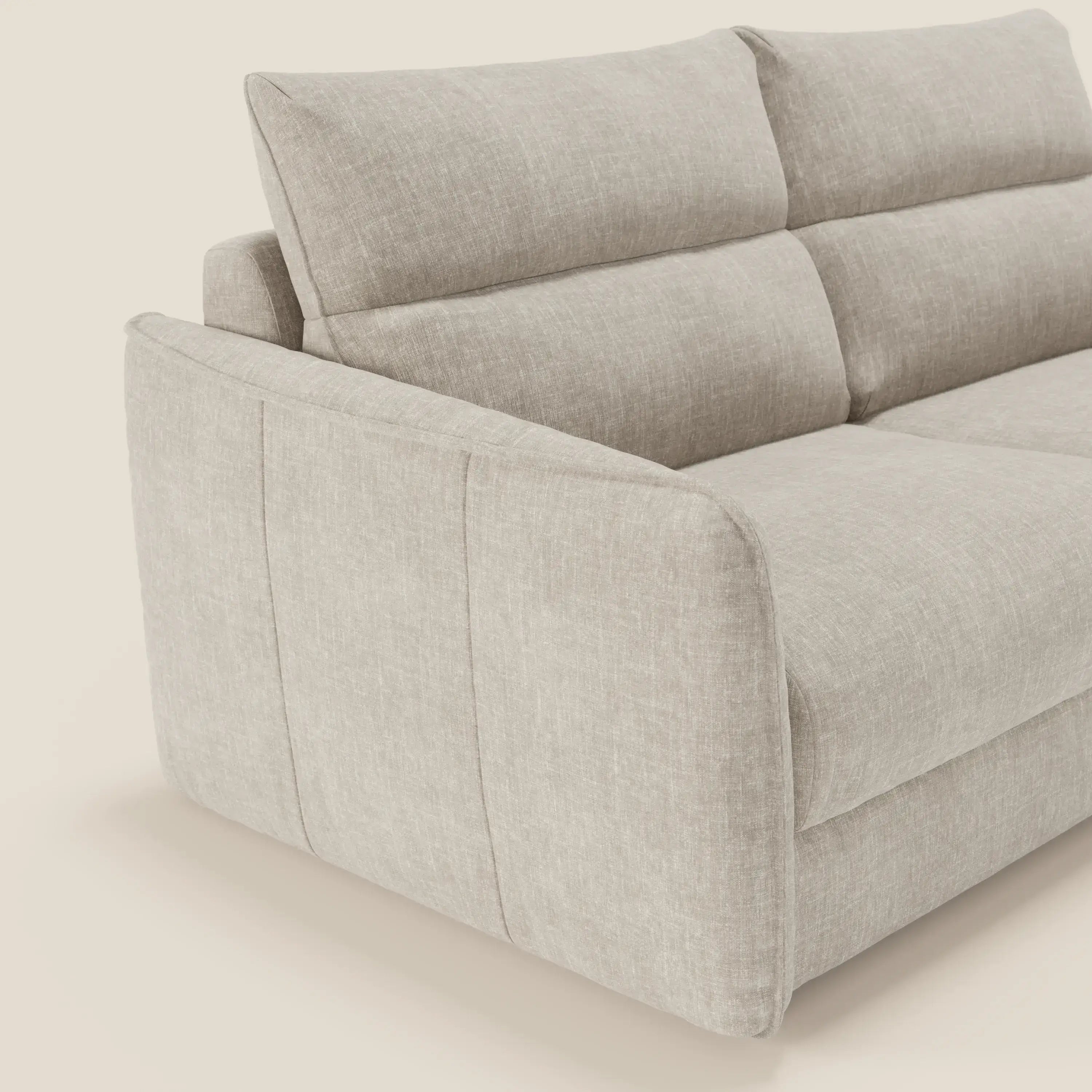 Il divano letto Elios di Divani.Store in tessuto smacchiabile T24 bianco latte presenta morbidi cuscini spalliera, ampi braccioli e linee moderne, con rivestimento soft testurizzato. Lo Sfondo off-white esalta il design contemporaneo.