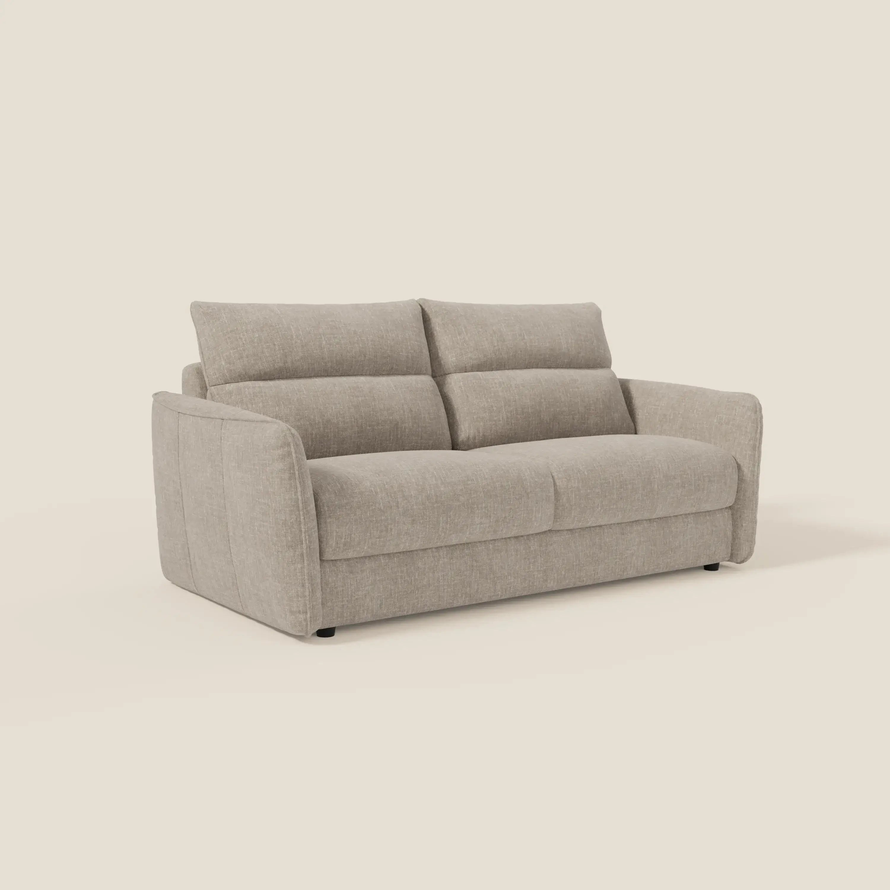 Il divano letto Elios di Divani.Store è caratterizzato da morbidi cuscini spalliera in tessuto smacchiabile T24 lino chiaro, con eleganti cuscini divisi per lo schienale, ampi braccioli angolati ed eleganti cuciture a vista su sfondo chiaro.